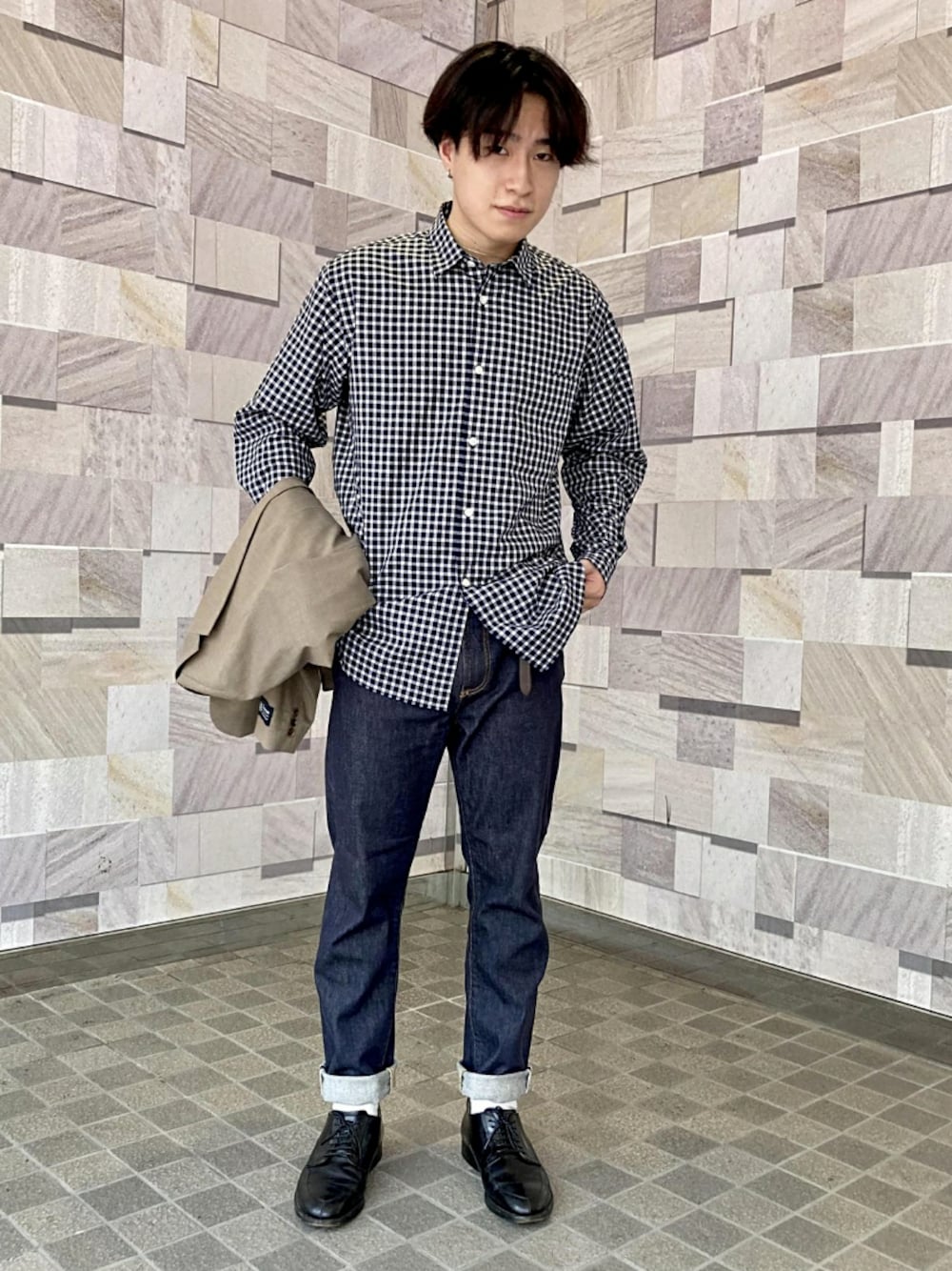 ブルー系のシャツ/ブラウス、イエロー系のテーラードジャケット、ブルー系のデニムパンツを着用したメンズの秋コーディネートの1枚目の写真