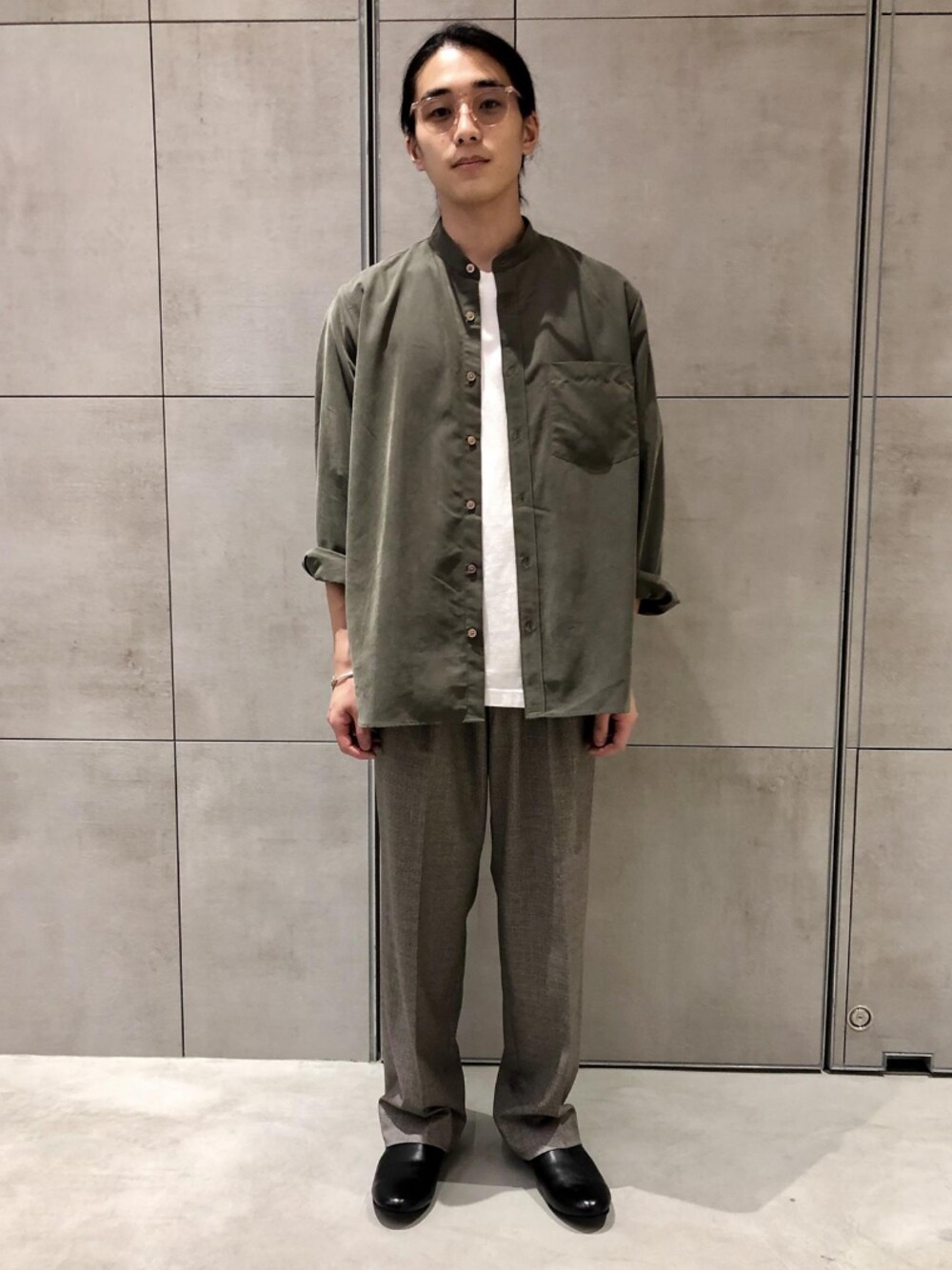 「シャツ、秋のコーデ、アダムエロペ(ADAM ET ROPE')、Adam et Rope'、シャツスタイル、とろみシャツ、バンドカラー、秋コーデ、バンドカラーシャツ、スタッフセンバツ」｜「ADAM ET ROPE'のリラックスドレープ レーヨンスエード バンドカラーシャツ（シャツ/ブラウス、グリーン系）」を使った、ADAM ET ROPE' HOMME STAFFさん（メンズ・166cm）の秋コーディネートの1枚目の写真