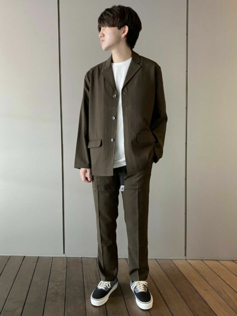 「セットアップ、VANS、ブラウン、アダムエロペ(ADAM ET ROPE')、グラミチ、Adam et Rope'、GRAMICCI、セットアップスタイル、グラミチ別注、スタッフセンバツ」｜「Gramicciの【GRAMICCI for ADAM ET ROPE'】EX LANATEC LEI JACKET（テーラードジャケット、ブラウン系）」を使った、ADAM ET ROPE' HOMME STAFFさん（メンズ・175cm）の秋コーディネートの1枚目の写真