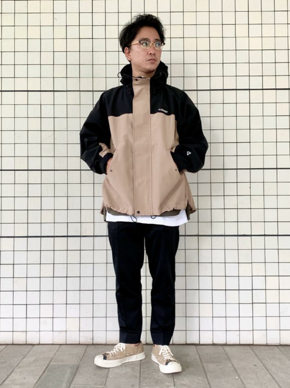 「マウンテンパーカー、アウトドア、秋のコーデ、スニーカーコーデ、アダムエロペ(ADAM ET ROPE')、Adam et Rope'、メガネ男子、GERRY、秋コーデ、スタッフセンバツ」｜「GERRYの【GERRY】マウンテンパーカー（UNISEX）（マウンテンパーカー、ベージュ系）」を使った、ADAM ET ROPE' HOMME STAFFさん（メンズ・170cm）の秋コーディネートの1枚目の写真