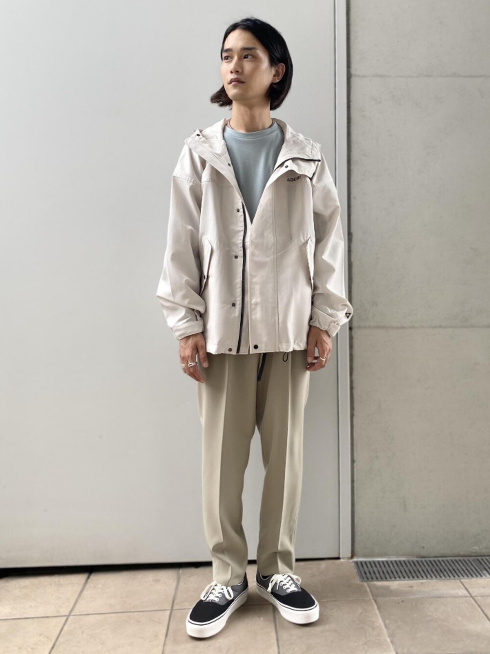 「VANS、マウンテンパーカー、アウトドア、秋のコーデ、ユニセックス、アダムエロペ(ADAM ET ROPE')、Adam et Rope'、GERRY、秋コーデ、スタッフセンバツ」｜「ADAM ET ROPE'のダブルクロスイージースラックス（スラックス、ベージュ系）」を使った、ADAM ET ROPE' HOMME STAFFさん（メンズ・173cm）の秋コーディネートの1枚目の写真