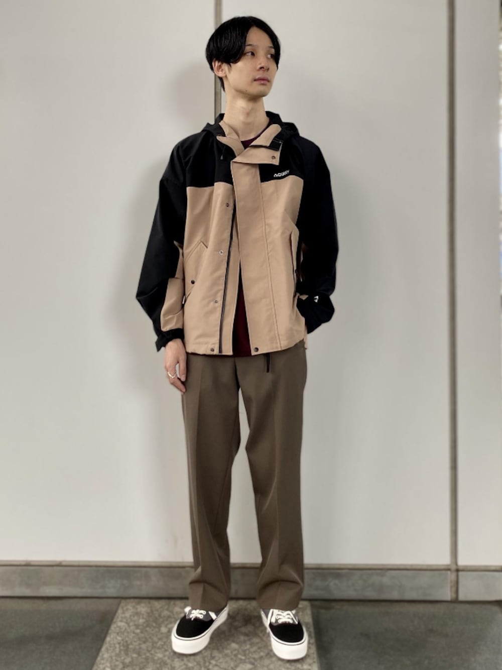 「アウター、マウンテンパーカー、アウトドア、秋のコーデ、大人カジュアル、アダムエロペ(ADAM ET ROPE')、Adam et Rope'、GERRY、秋コーデ、スタッフセンバツ」｜「GERRYの【GERRY】マウンテンパーカー（UNISEX）（マウンテンパーカー、ベージュ系）」を使った、ADAM ET ROPE' HOMME STAFFさん（メンズ・178cm）の秋コーディネートの1枚目の写真