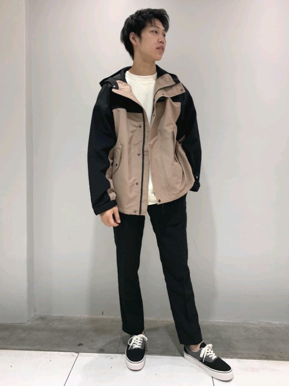 「マウンテンパーカー、アウトドア、秋のコーデ、大人カジュアル、スニーカーコーデ、アダムエロペ(ADAM ET ROPE')、Adam et Rope'、GERRY、秋コーデ、スタッフセンバツ」｜「GERRYの【GERRY】マウンテンパーカー（UNISEX）（マウンテンパーカー、ベージュ系）」を使った、ADAM ET ROPE' HOMME STAFFさん（メンズ・181cm）の秋コーディネートの1枚目の写真