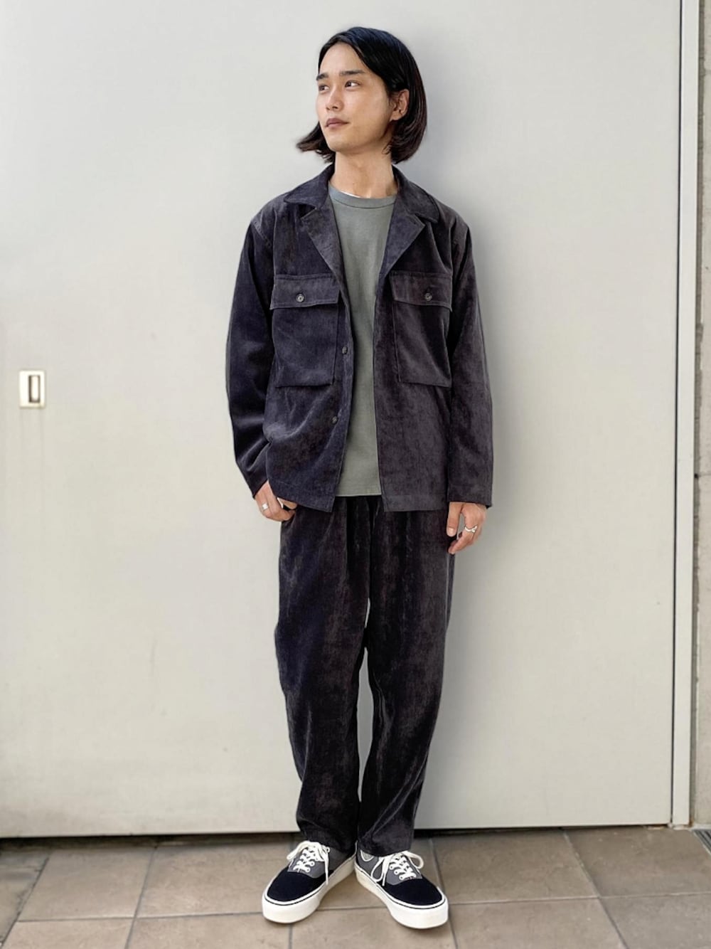 グレー系のその他パンツ、ブラック系のスニーカー、グレー系のブルゾンを着用したメンズの秋コーディネートの1枚目の写真