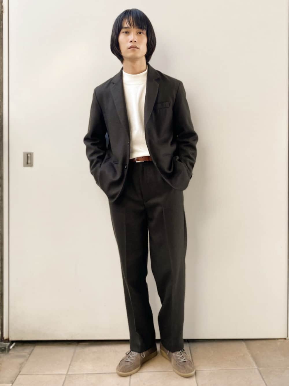 グリーン系のテーラードジャケット、グリーン系のスラックス、ホワイト系のTシャツ/カットソーを着用したメンズの秋コーディネートの1枚目の写真