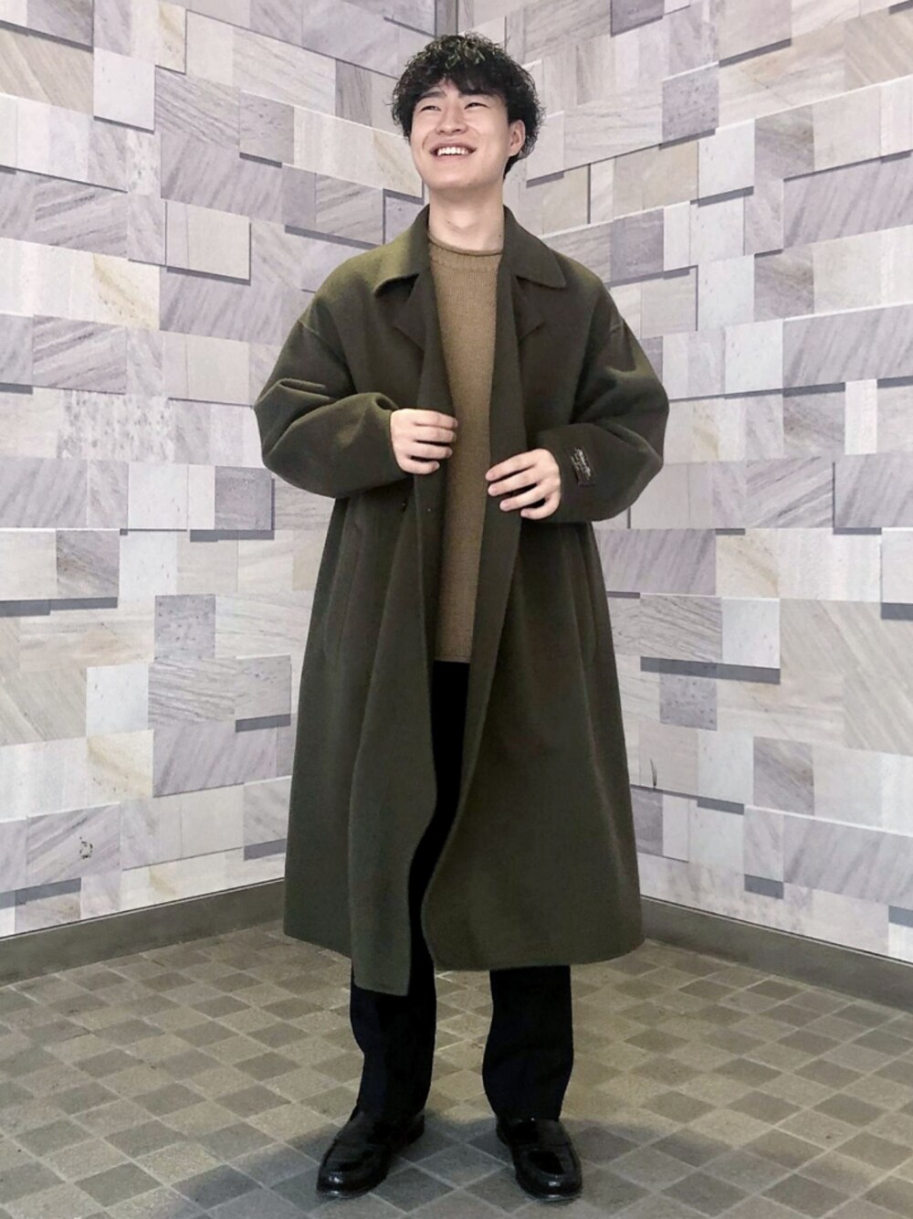 「コート、冬コーデ、ロングコート、カーキ、カーキアウター、モード、アダムエロペ(ADAM ET ROPE')、コートスタイル、Adam et Rope'、冬のコーデ」｜「ADAM ET ROPE'の【BISHU】フランネルウール ワイドテーパードスラックス/セットアップ対応（スラックス、ブルー系）」を使った、ADAM ET ROPE' HOMME STAFFさん（メンズ・170cm）の秋コーディネートの1枚目の写真