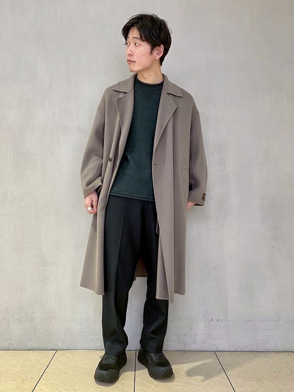「コート、グレー、ロングコート、アダムエロペ(ADAM ET ROPE')、コートスタイル、Adam et Rope'、グリーンニット、秋冬、秋冬コーデ、グレーコート」｜「ADAM ET ROPE'の【BISHU FABRIC】NISHIKAWA Super's 120 セミダブルコート/オーバーシルエット（その他アウター、グレー系）」を使った、ADAM ET ROPE' HOMME STAFFさん（メンズ・179cm）の秋コーディネートの1枚目の写真