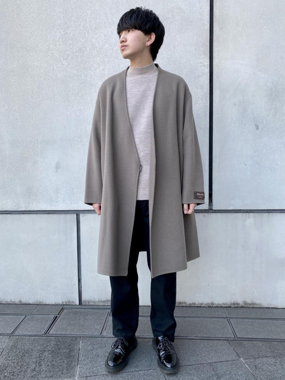 「コート、グレー、ロングコート、ノーカラーコート、ベイカーパンツ、アダムエロペ(ADAM ET ROPE')、コートスタイル、Adam et Rope'、グレーコート、モックネックニット」｜「ADAM ET ROPE'の【BISHU FABRIC】Super120's プレミアムウール/ノーカラーリバーコート/リラックスシルエット（その他アウター、グレー系）」を使った、ADAM ET ROPE' HOMME STAFFさん（メンズ・175cm）の秋コーディネートの1枚目の写真