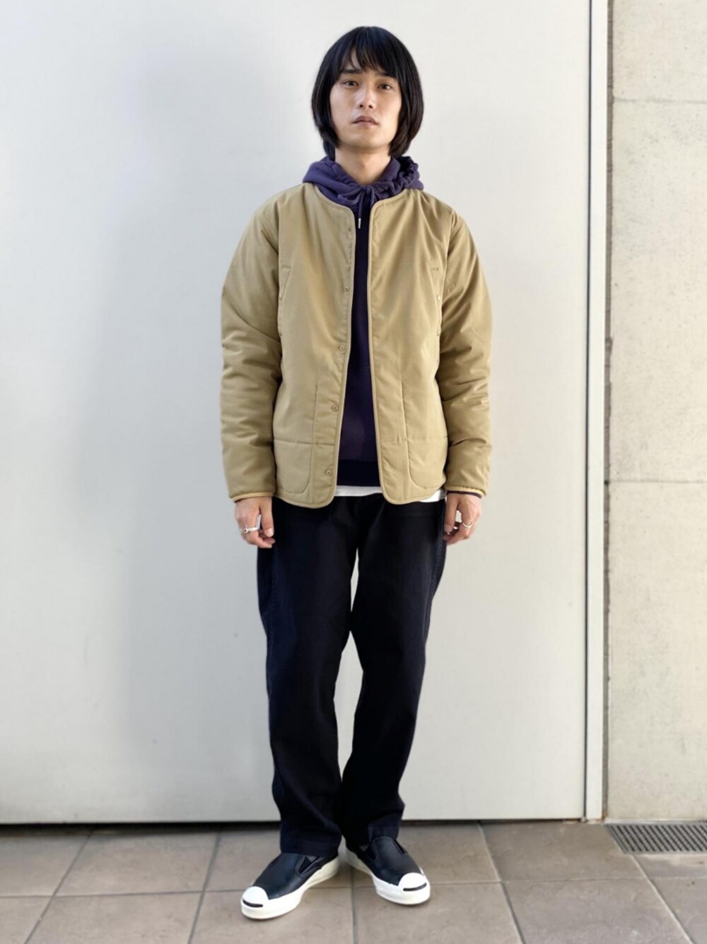 「パーカー、converse、スリッポン、ベイカーパンツ、アダムエロペ(ADAM ET ROPE')、Adam et Rope'、スリッポンスニーカー、パーカーコーデ、DESCENTE、デサント」｜「DESCENTEの【DESCENTE ddd】別注 LIGHT PUFF CARDIGAN JACKET（ダウンジャケット/コート、グリーン系）」を使った、ADAM ET ROPE' HOMME STAFFさん（メンズ・173cm）の秋コーディネートの1枚目の写真