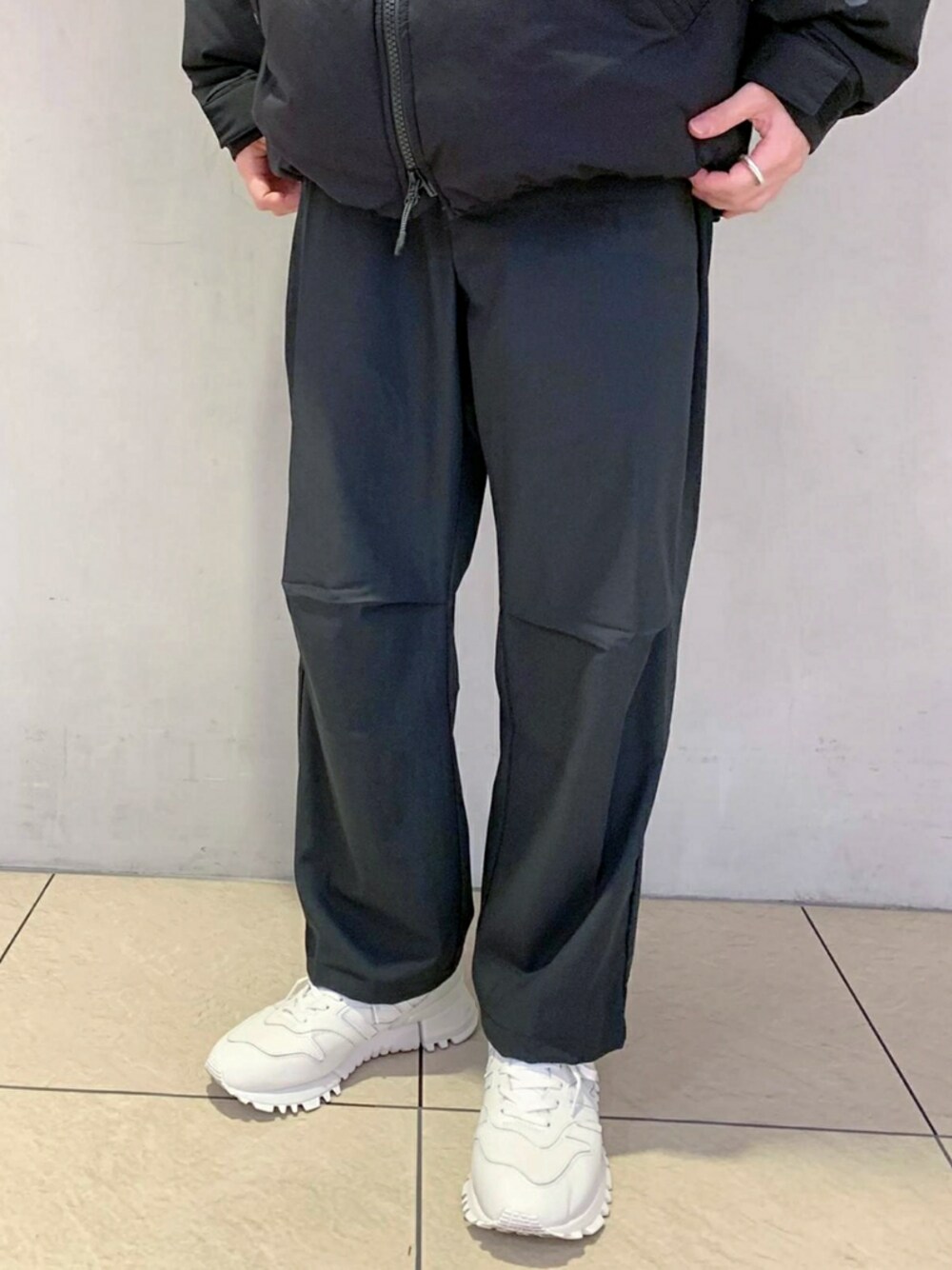 「ブラック、ブラックコーデ、アダムエロペ(ADAM ET ROPE')、Adam et Rope'、DESCENTE、デサント」｜「ADAM ET ROPE'の【ALLIED Silentcoating】700フィルパワー/ハイネックショートダウン/防風性・透湿性・撥水性（ダウンジャケット/コート、ブラック系）」を使った、ADAM ET ROPE' HOMME STAFFさん（メンズ・174cm）の秋コーディネートの1枚目の写真