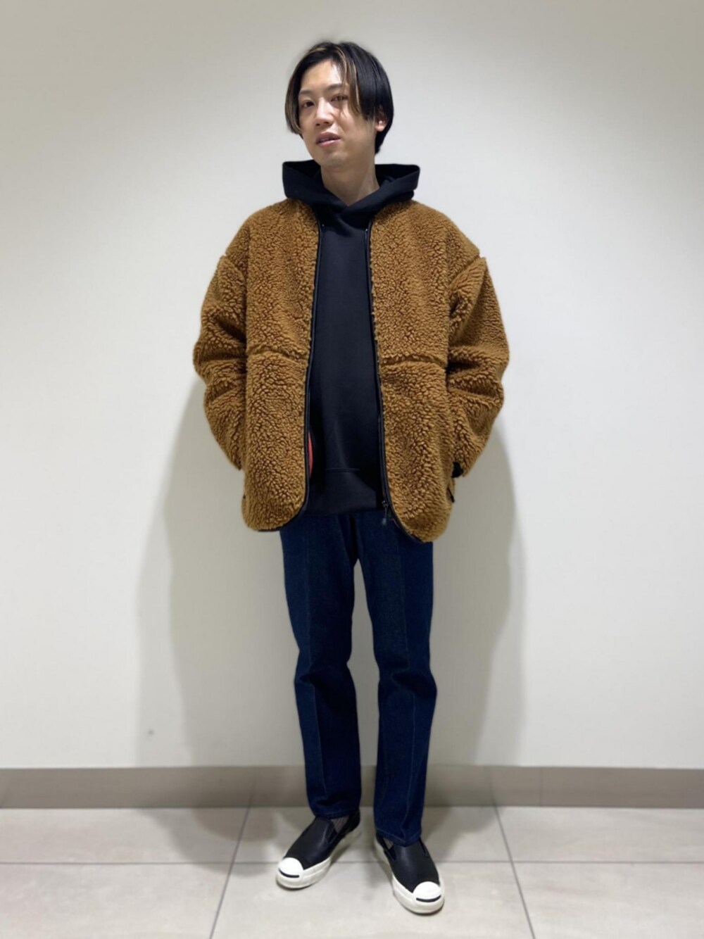 「コンバース、チャンピオン、ボア、converse、スリッポン、Champion、ボアジャケット、アダムエロペ(ADAM ET ROPE')、Adam et Rope'、ボアブルゾン」｜「ADAM ET ROPE'のオーバーサイズ カノコダンボールパーカー（パーカー、ブラック系）」を使った、ADAM ET ROPE' HOMME STAFFさん（メンズ・172cm）の冬コーディネートの1枚目の写真