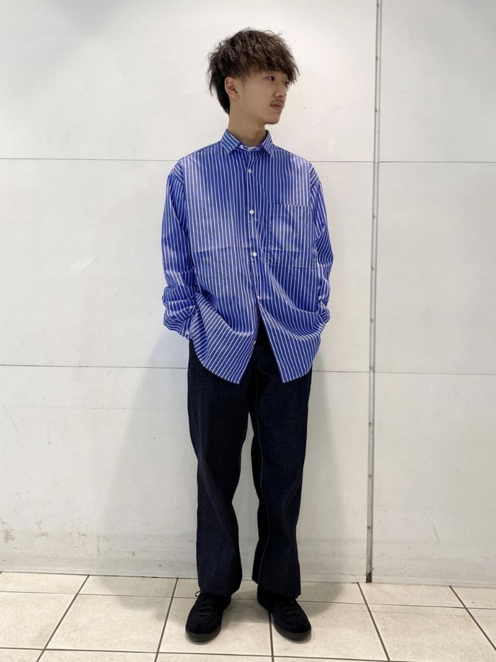 ブルー系のシャツ/ブラウス、ブルー系のスニーカー、ブルー系のパンツを着用したメンズの冬コーディネートの1枚目の写真