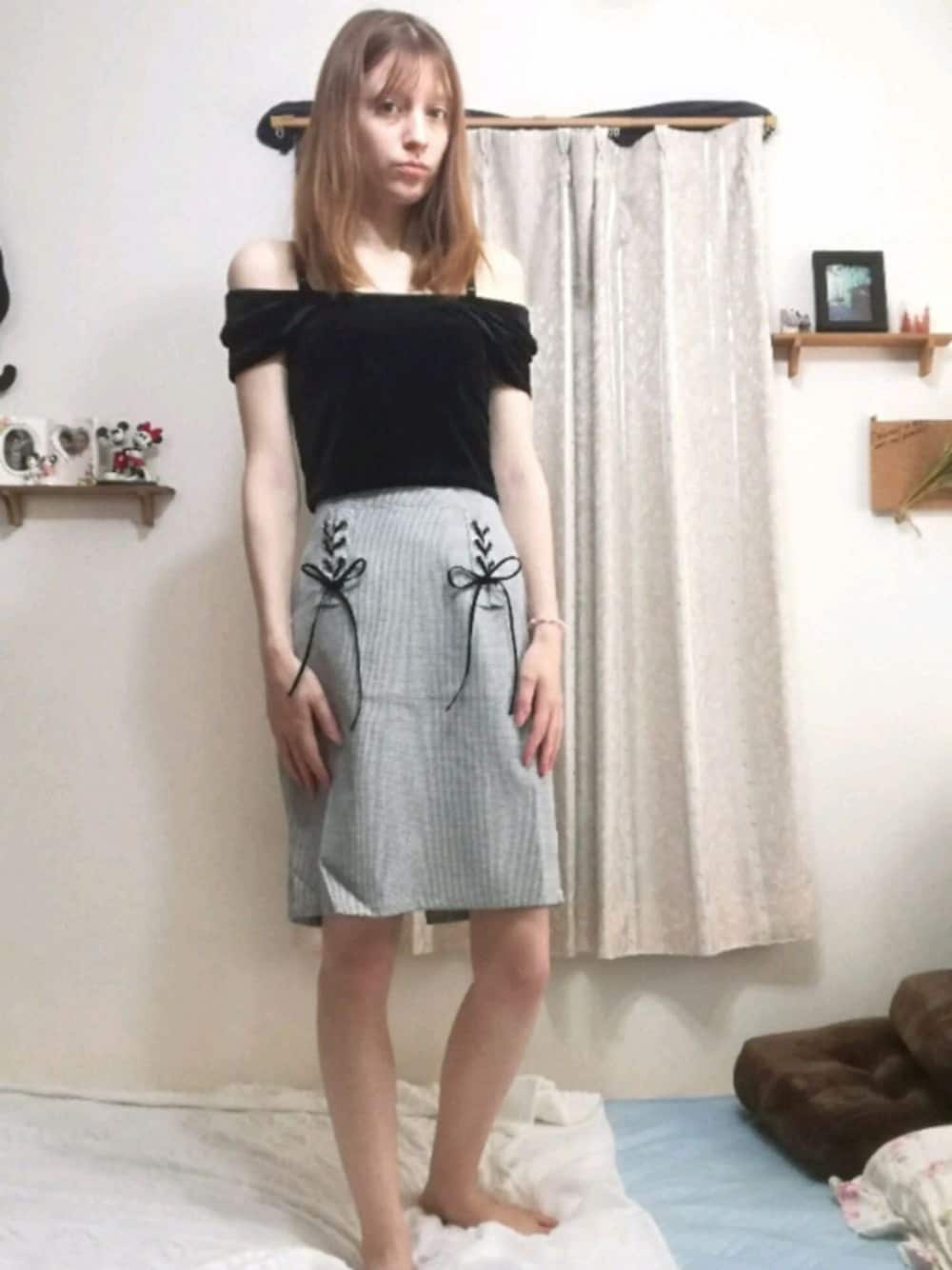 「ootd、LARME、ラルム、HONEYCINNAMON、Newlook、black、ガーリー、フランス人、日本」｜「Honey Cinnamonのアイテム（スカート、グレー系）」を使った、ᴹᵃⁿᵒⁿ 🇫🇷「まのん」さん（レディース・169cm）の春コーディネートの1枚目の写真