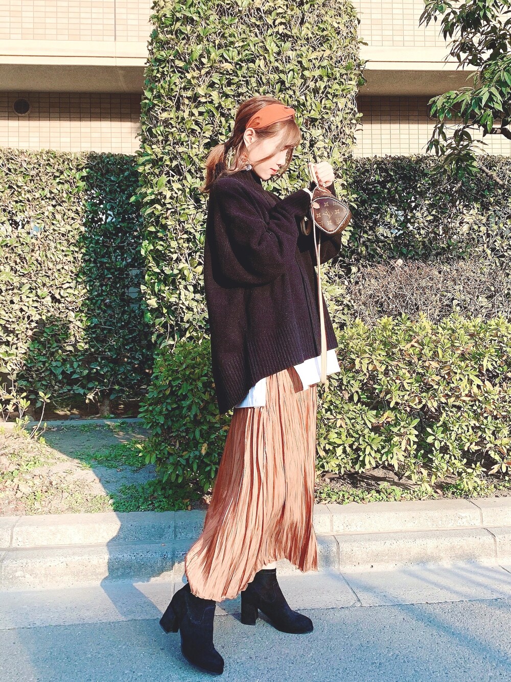 「LouisVuitton、プリーツスカート、ニット、カチューシャ、オレンジ、ガーリー」｜「LOWRYS FARMのハイネックプルオーバーＬＳ　924086（ニット/セーター、ブラック系）」を使った、みこさん（レディース・161cm）の冬コーディネートの1枚目の写真