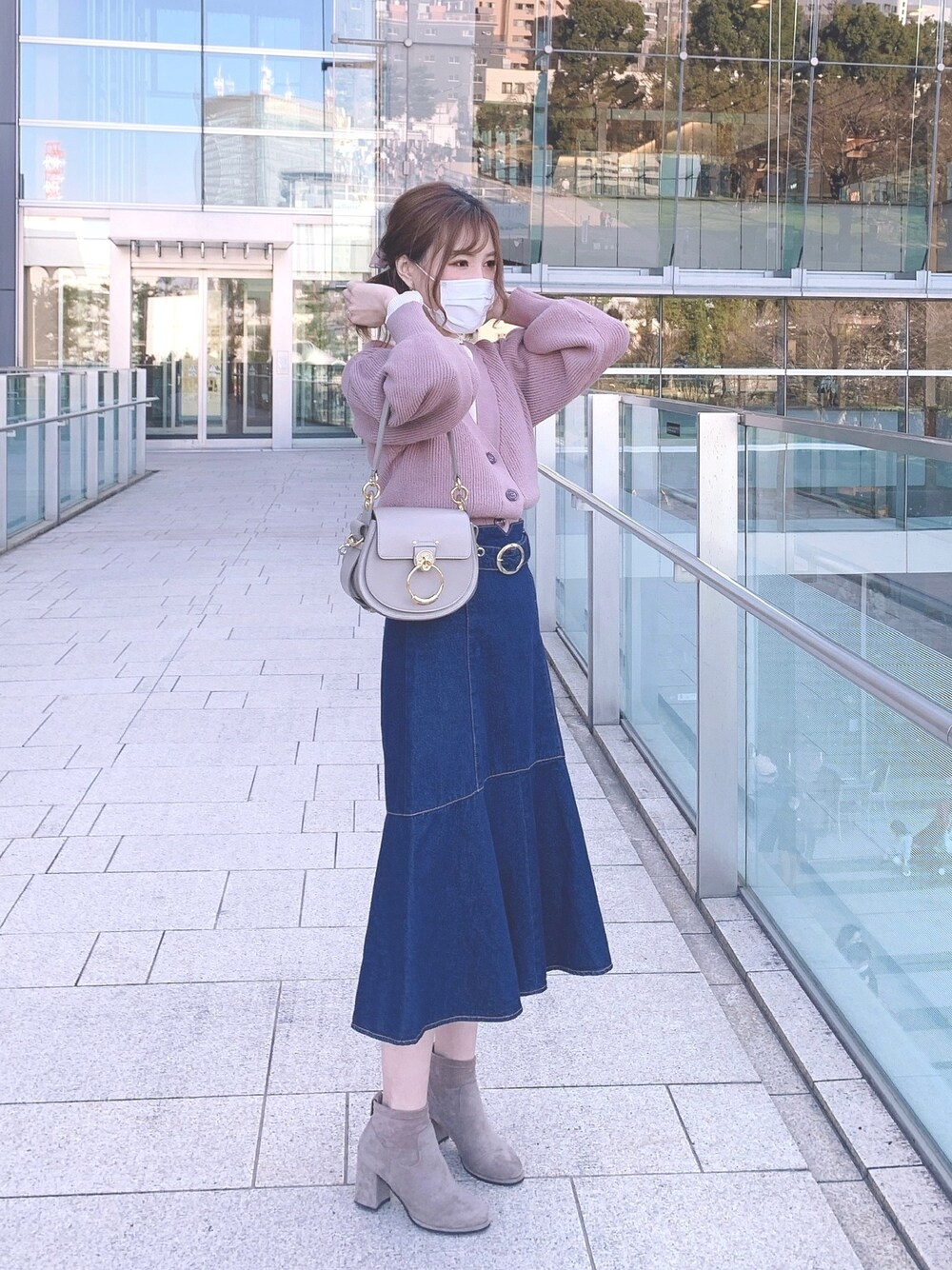 「大人カジュアル、デート、ガーリー、大人ガーリー、シンプル、春コーデ、ピンク」｜「Foreign Brandのアイテム（ブーツ、グレー系）」を使った、みこさん（レディース・161cm）の冬コーディネートの1枚目の写真