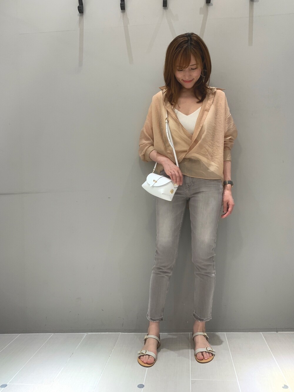 「Rougevif、Rouge vif la cle(Rouge vif la cle)、FONCE、今日のコーデ、ラクチンコーデ、シンプルコーデ、きれいめカジュアル、デニム、サンダル、夏コーデ」｜「FONCEのボイルワッシャーカシュクールシアーシャツ（シャツ/ブラウス、ベージュ系）」を使った、ひかりさん（レディース・162cm）の夏コーディネートの1枚目の写真