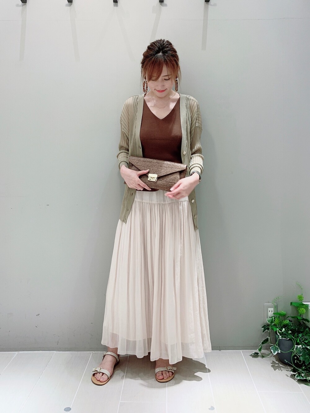「Rougevif、Rouge vif la cle(Rouge vif la cle)、FONCE、ワントーンコーデ、シアー、おでかけコーデ、休日スタイル、夏コーデ、オトナ女子、大人カジュアル」｜「Rouge vifのシーアカーティガン（カーディガン/ボレロ、ベージュ系）」を使った、ひかりさん（レディース・162cm）の夏コーディネートの1枚目の写真