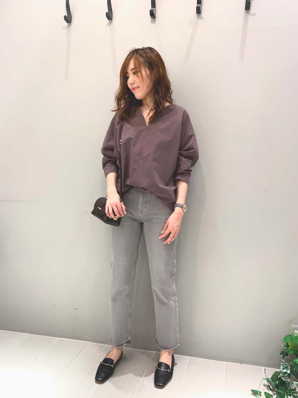「Rougevif、Rouge vif la cle(Rouge vif la cle)、休日スタイル、大人カジュアル、シンプル、秋コーデ、ラクチンコーデ、お出かけコーデ、リラックススタイル、デニムパンツ」｜「FONCEの《UVカット・接触冷感・吸水速乾》ハートネックフォルムブラウス（シャツ/ブラウス、パープル系）」を使った、ひかりさん（レディース・162cm）の秋コーディネートの1枚目の写真