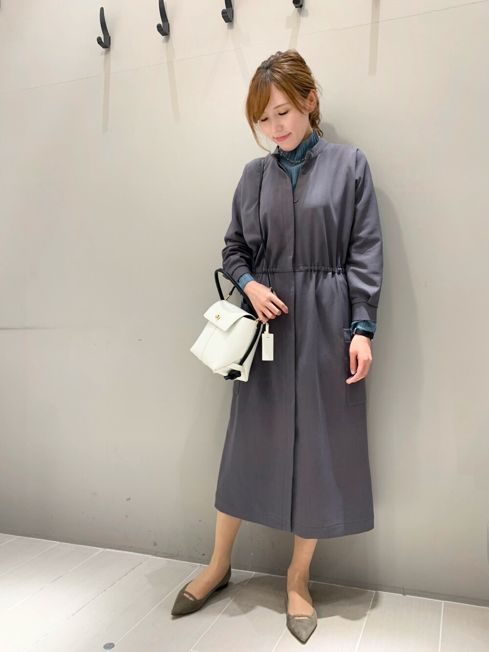 ブルー系のワンピース、ブルー系のニット/セーター、ブラウン系のパンプスを着用したレディースの秋コーディネートの1枚目の写真