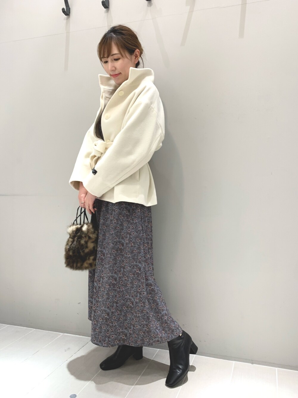 「Rouge vif la cle(Rouge vif la cle)、Rougevif、オトナカジュアル、おしゃれさんと繋がりたい、休日コーデ、オトナ女子、ショートコート、花柄ワンピース、ワンピース、冬」｜「Rouge vifの《新色追加》スタンドカラーショートコート2（その他アウター、ホワイト系）」を使った、ひかりさん（レディース・162cm）の冬コーディネートの1枚目の写真