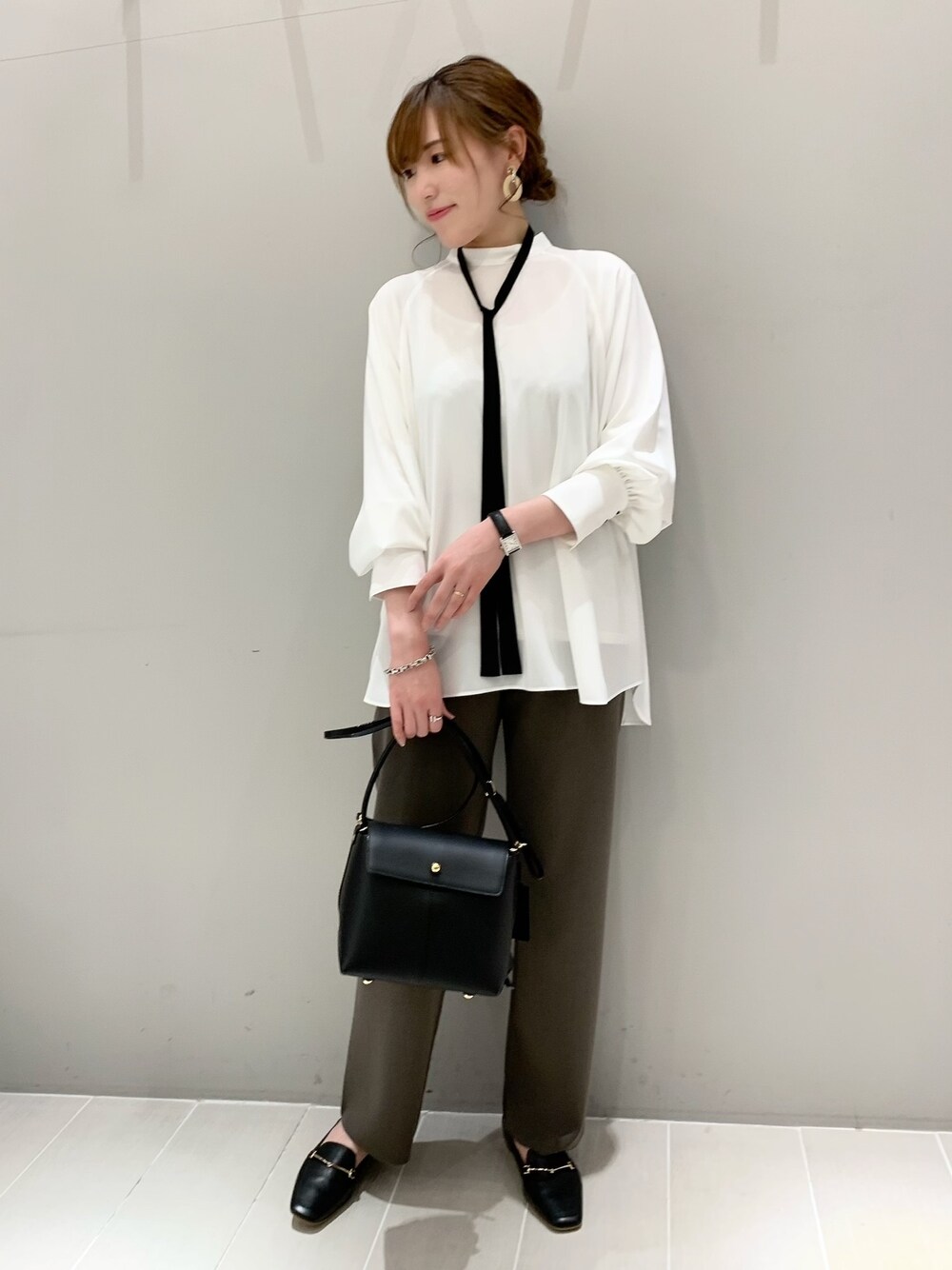 「Rouge vif la cle(Rouge vif la cle)、Rougevif、春コーデ、大人女子、カーキ、ブラウス、ニットパンツ、大人カジュアル、ゆるコーデ、おしゃれさんと繋がりたい」｜「Rouge vif Annaの【WEB限定】リボンタイブラウス（シャツ/ブラウス、ホワイト系）」を使った、ひかりさん（レディース・162cm）の冬コーディネートの1枚目の写真