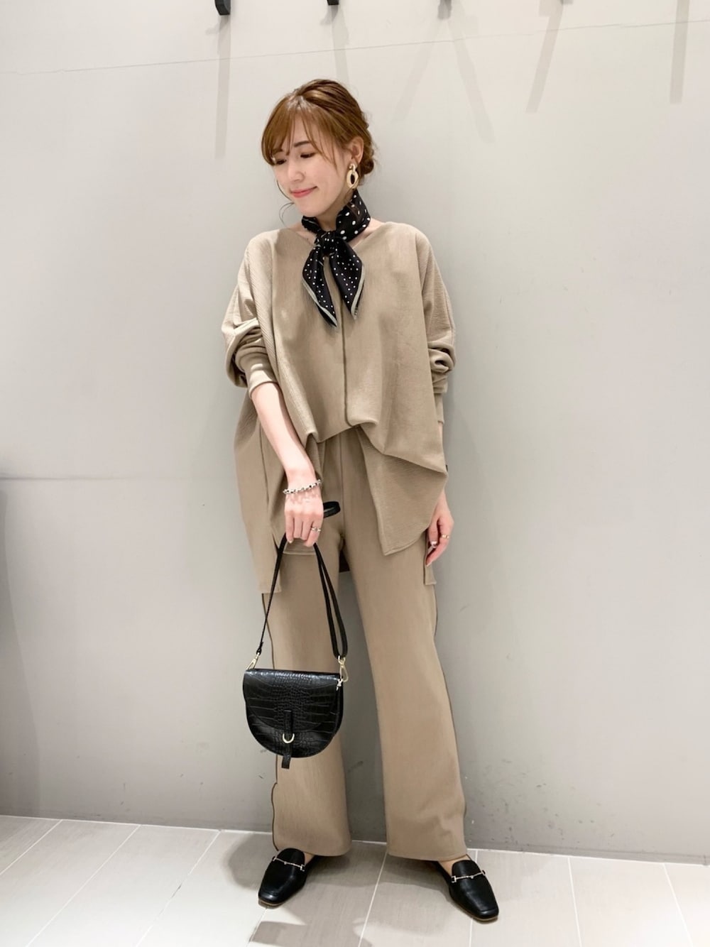 「Rouge vif la cle(Rouge vif la cle)、Rougevif、春、シンプル、大人カジュアル、カジュアルコーデ、パンツコーデ、おしゃれさんと繋がりたい、大人女子、セットアップ」｜「Rouge vif Annaのリップルセットアップ（セットアップ、ベージュ系）」を使った、ひかりさん（レディース・162cm）の春コーディネートの1枚目の写真