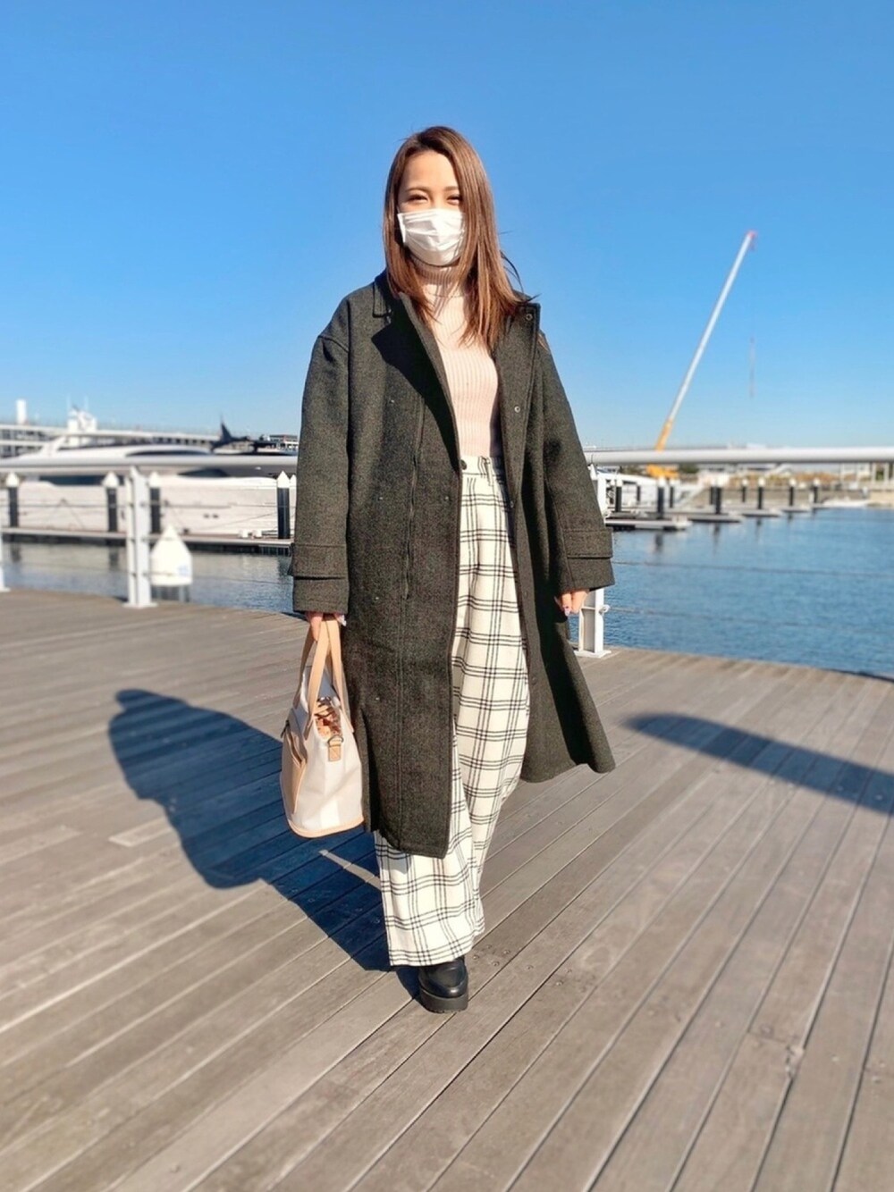 「AVIREX、冬コーデ、タートルネック、大人コーデ、アビレックス、コートスタイル、ootd、おしゃれさんと繋がりたい、AVIREX DEPOT、ファッションの力を信じよう」｜「AVIREXの【InRed11月号掲載】ウールロングコート/ WOOL LONG COAT（チェスターコート、グリーン系）」を使った、ひさん（レディース・152cm）の冬コーディネートの1枚目の写真