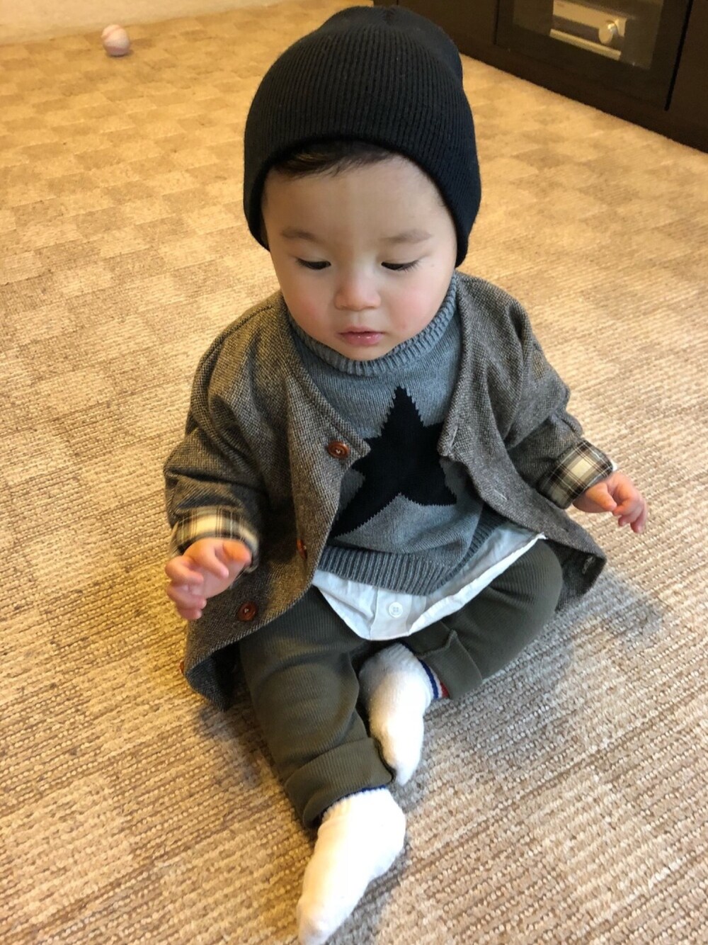 「9ヶ月、男の子、星柄、ニット帽」｜「Handmadeのアイテム（ノーカラージャケット、ブラウン系）」を使った、w-kさん（キッズ・70cm）の秋コーディネートの1枚目の写真