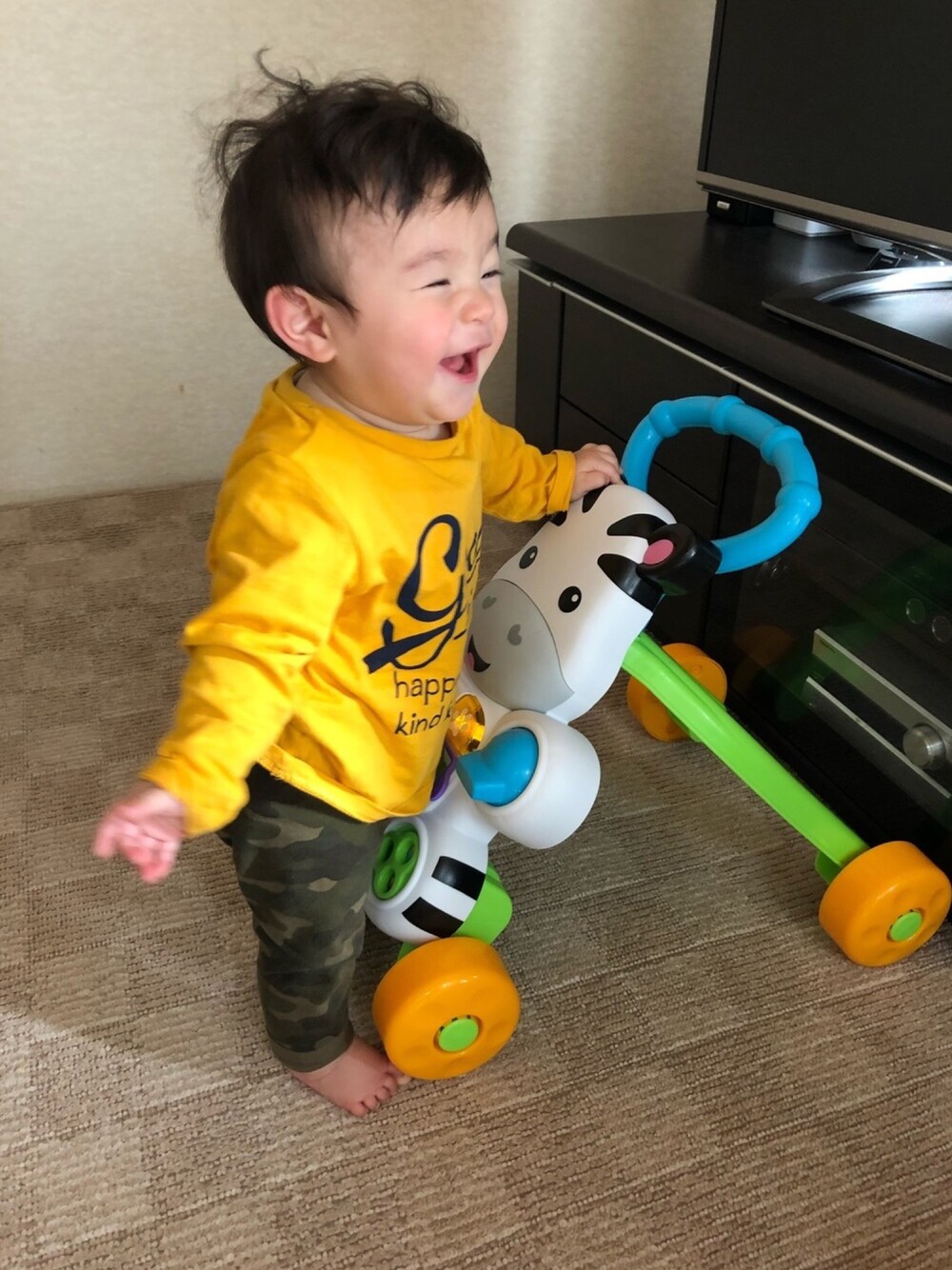 「男の子、9ヶ月」｜「H&Mのアイテム（Tシャツ/カットソー、イエロー系）」を使った、w-kさん（キッズ・70cm）の秋コーディネートの1枚目の写真