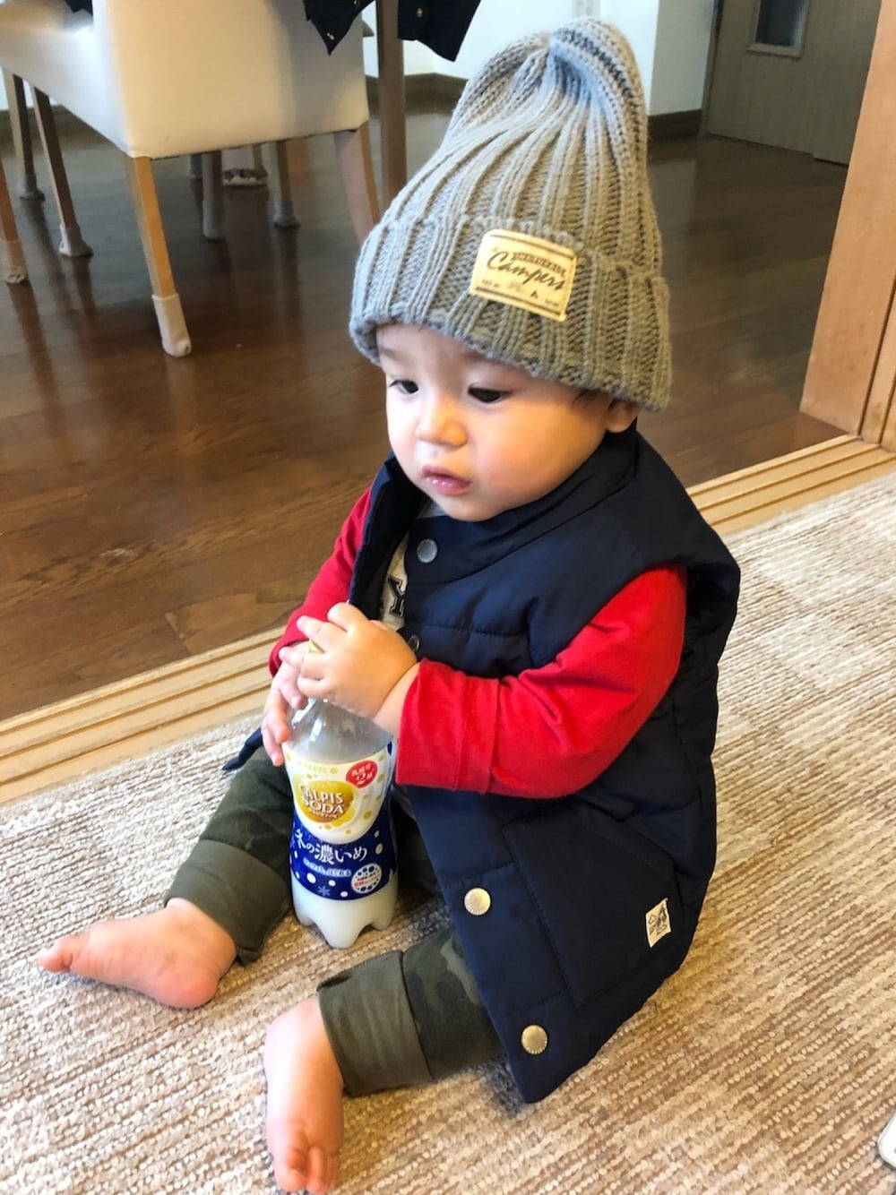 「9ヶ月、ミッキーT、男の子」｜「H&Mの75サイズ（ダウンベスト、ブルー系）」を使った、w-kさん（キッズ・70cm）の秋コーディネートの1枚目の写真