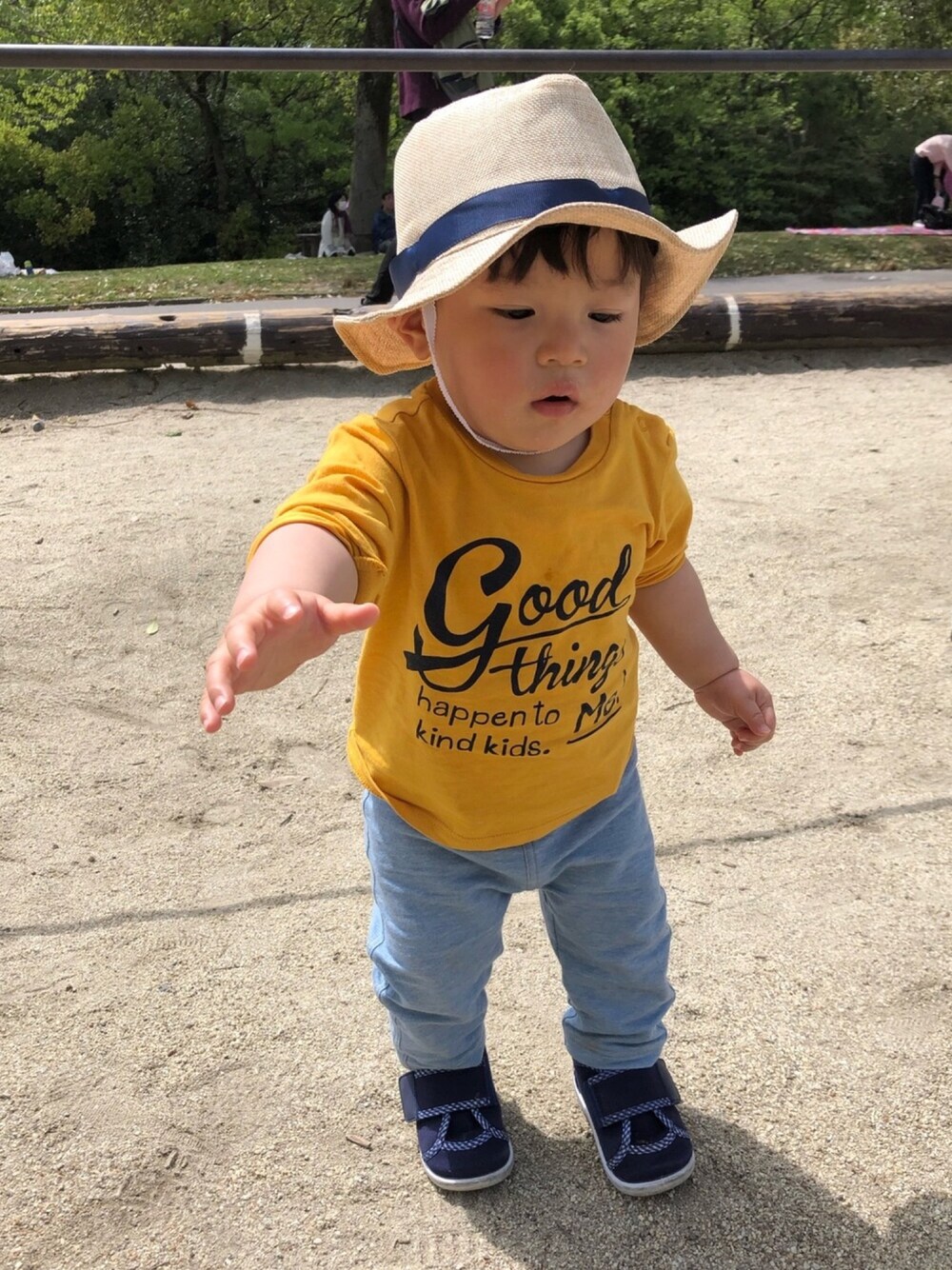 「1歳、男の子コーデ」｜「H&Mのアイテム（Tシャツ/カットソー、イエロー系）」を使った、w-kさん（キッズ・70cm）の春コーディネートの1枚目の写真