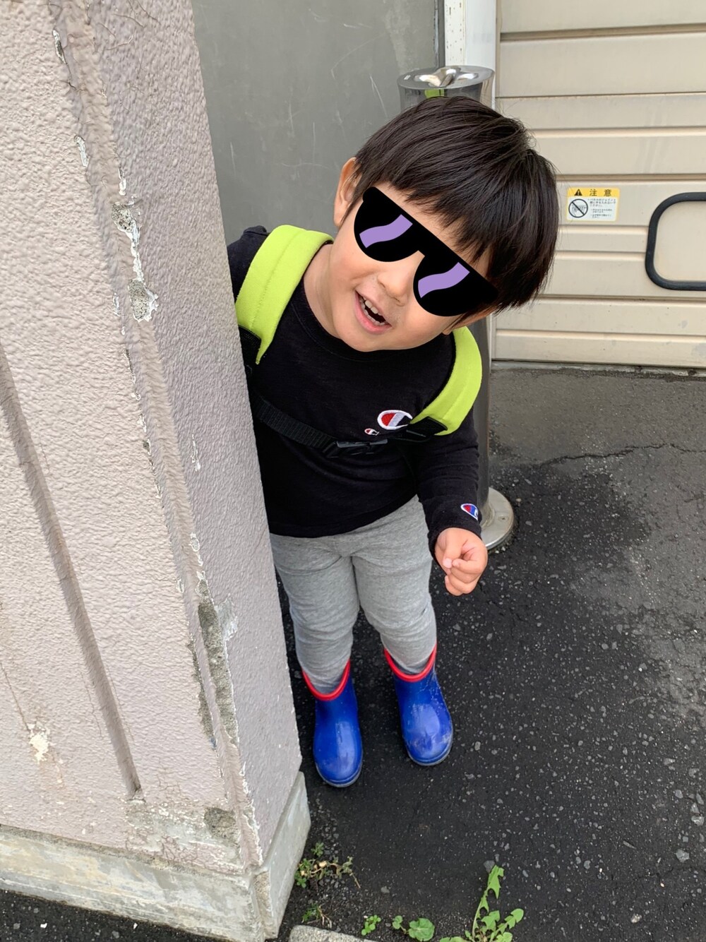 「通園コーデ、2歳、雨の日コーデ、男の子」｜「Championの【OUTLET STORE PRICE】【Champion/チャンピオン】ロングスリーブTシャツ（Tシャツ/カットソー、ブラック系）」を使った、w-kさん（キッズ・90cm）の秋コーディネートの1枚目の写真