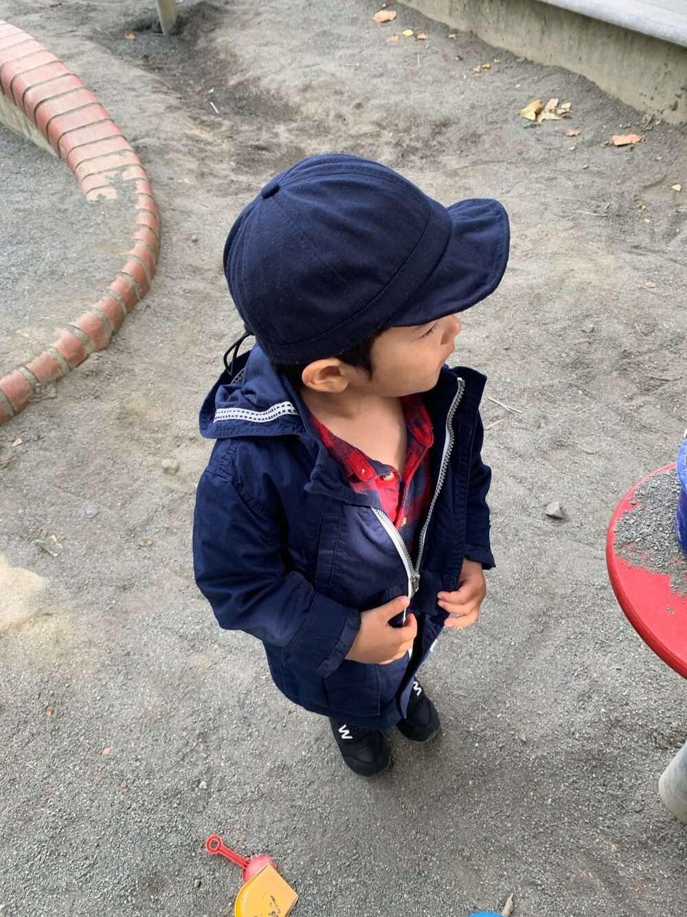 「男の子コーデ、2歳、公園スタイル」｜「H&Mの90サイズ（シャツ/ブラウス、レッド系）」を使った、w-kさん（キッズ・90cm）の秋コーディネートの1枚目の写真