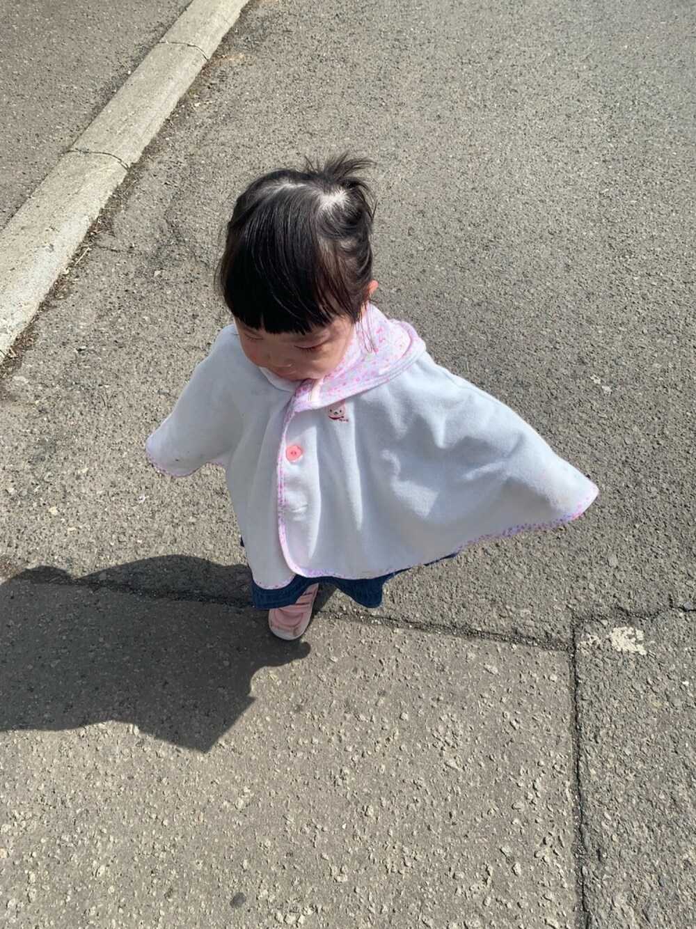 「1歳、女の子、ポンチョ」｜「MIKI HOUSEのパイル素材の爽やかポンチョ（ポンチョ、ホワイト系）」を使った、w-kさん（キッズ・90cm）の春コーディネートの1枚目の写真