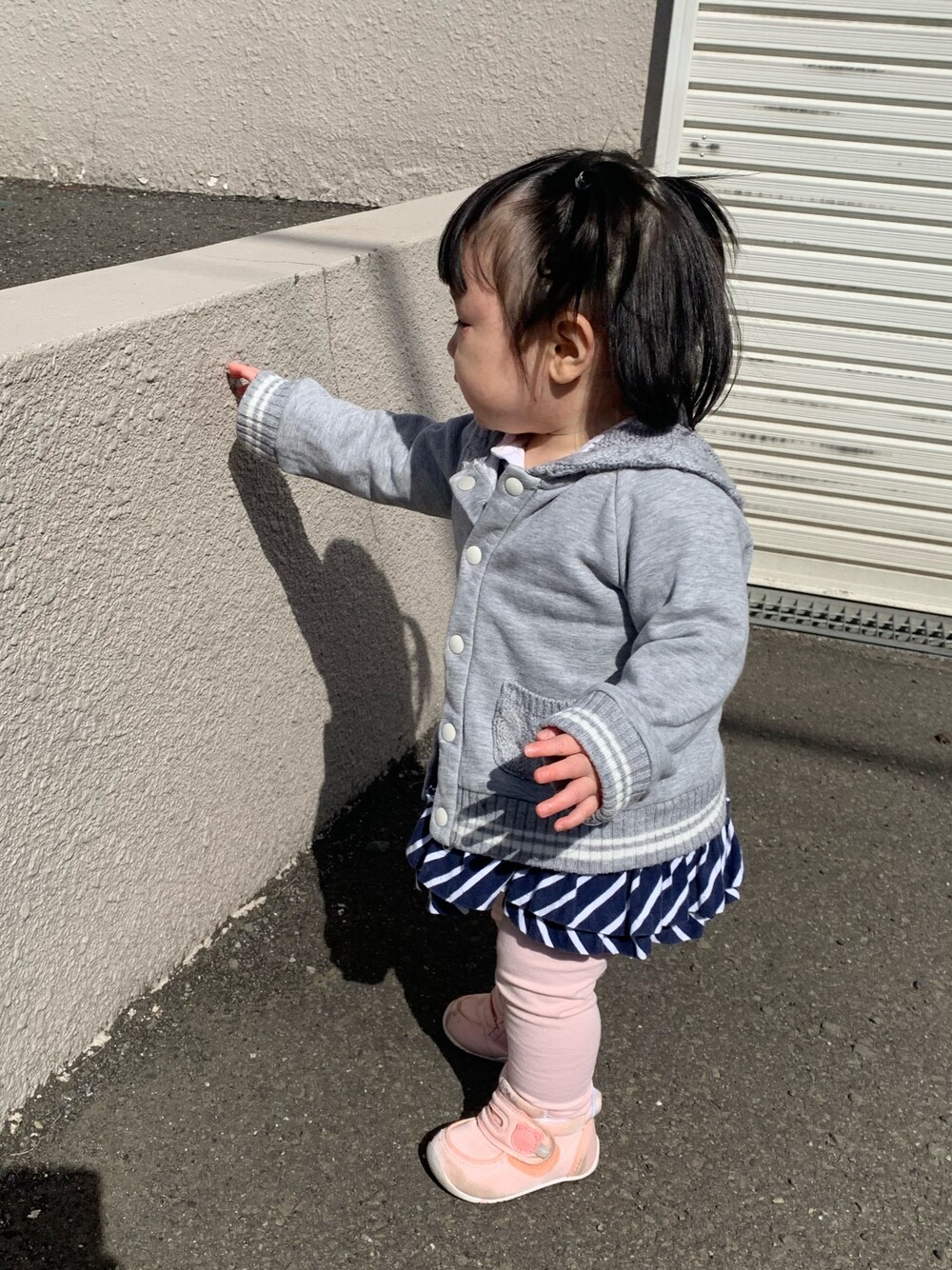 「散歩、1歳、女の子」｜「COMME CA ISMの80サイズ（ブルゾン、グレー系）」を使った、w-kさん（キッズ・90cm）の春コーディネートの1枚目の写真