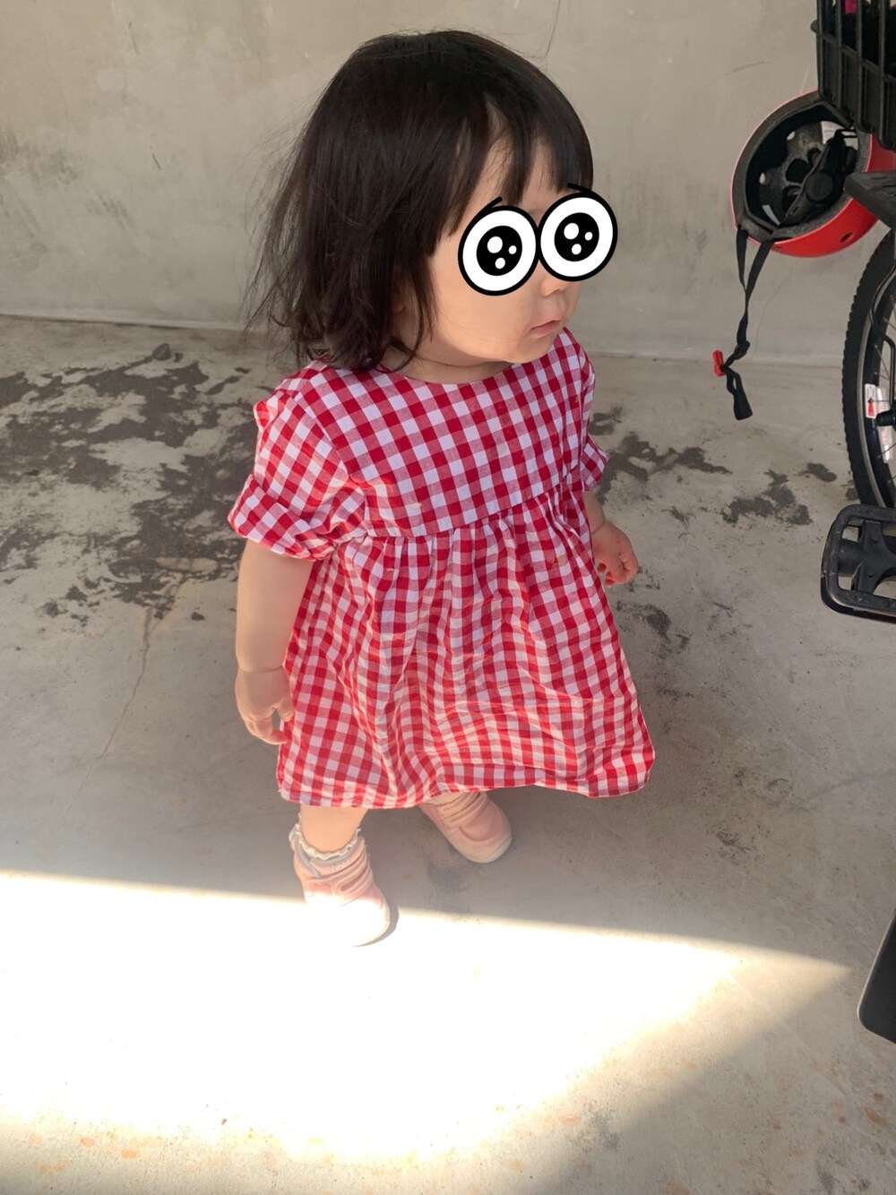 「1歳、女の子、赤ギンガムチェック」｜「no brandのアイテム（ワンピース、レッド系）」を使った、w-kさん（キッズ・100cm）の春コーディネートの1枚目の写真