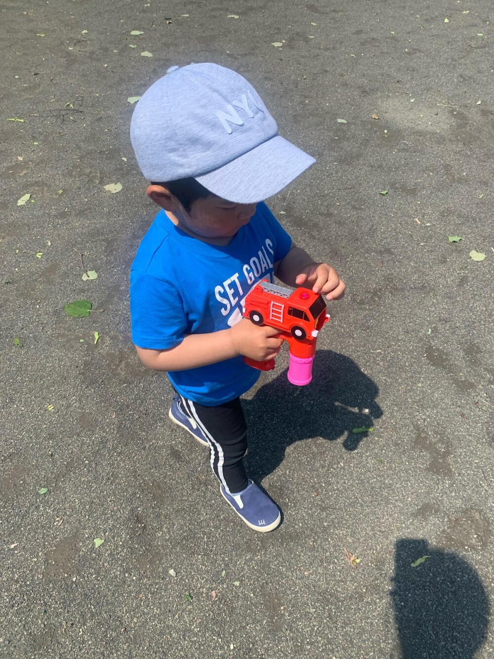 「男の子、3歳、公園コーデ」｜「DAISOのアイテム（キャップ、グレー系）」を使った、w-kさん（キッズ・100cm）の夏コーディネートの1枚目の写真