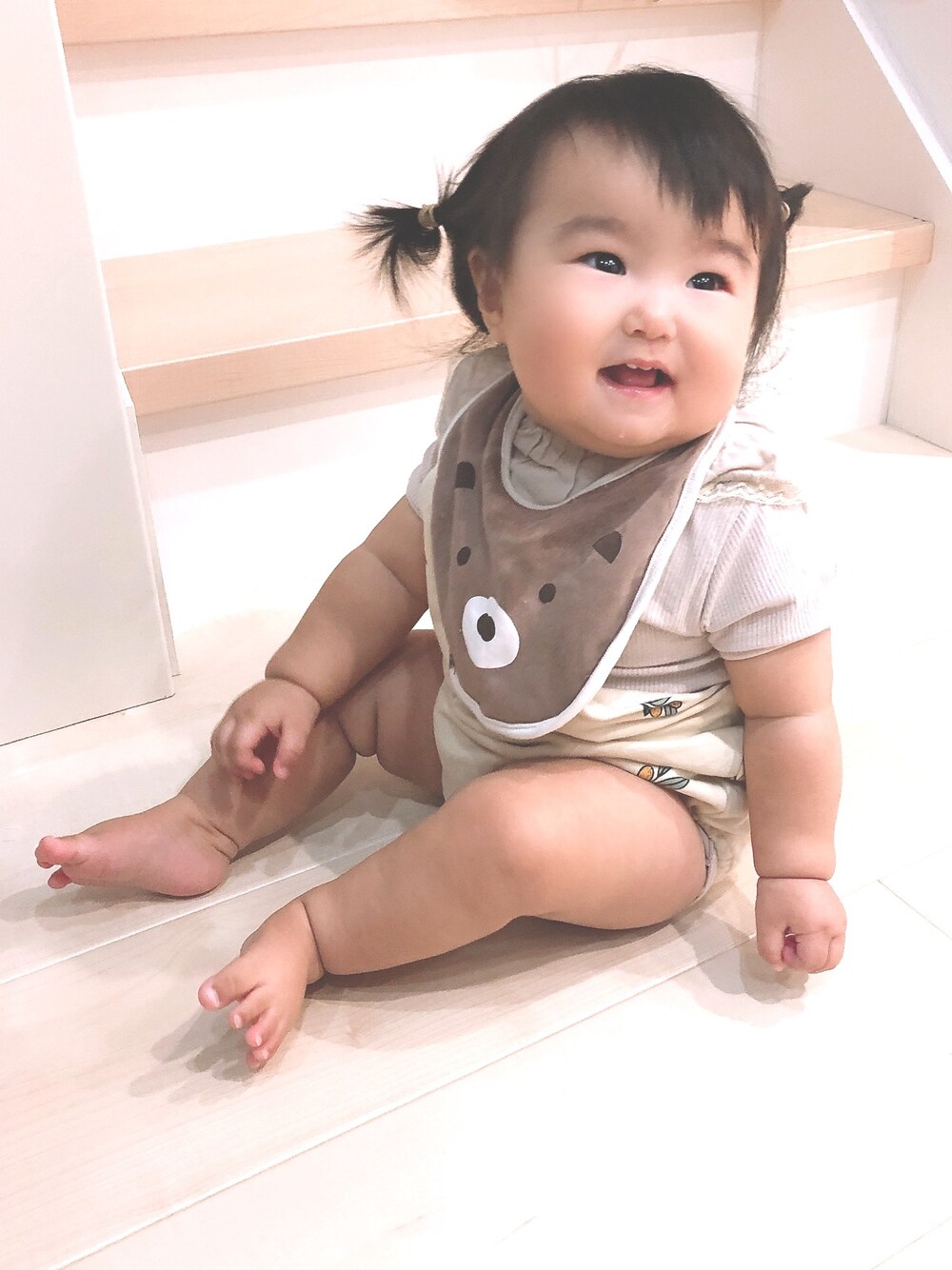 「キッズファッション、休日スタイル、休日コーデ、女の子ベビー、女の子コーデ」｜「しまむらのアイテム（スタイ/よだれかけ、ブラウン系）」を使った、ゆのまる𓈒 𓏸 𓐍さん（キッズ・70cm）の秋コーディネートの1枚目の写真