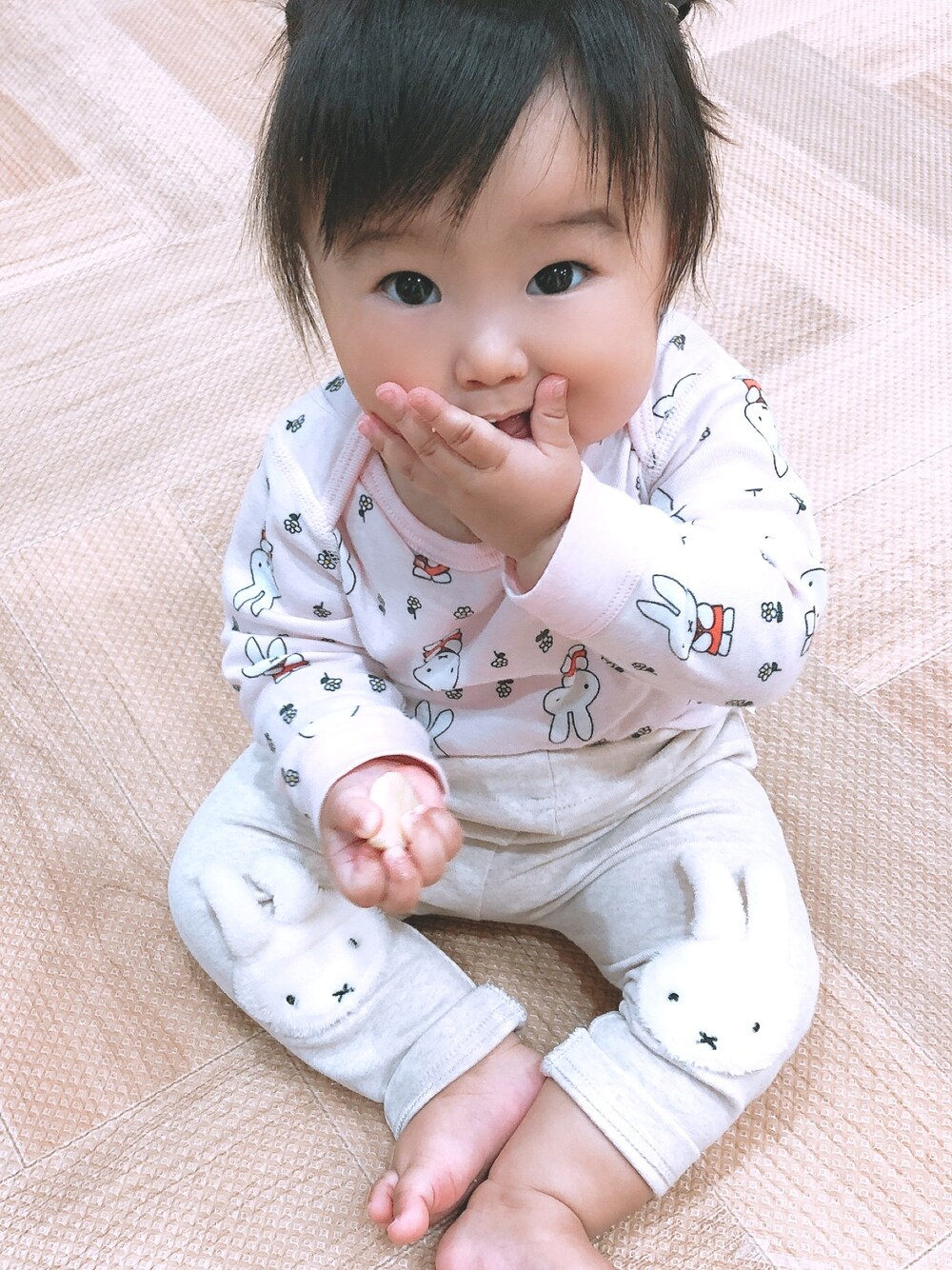 「女の子、女の子コーデ、女の子ベビー、保育園コーデ、プティマイン、令和ベビー」｜「UNIQLOのアイテム（ロンパース、ピンク系）」を使った、ゆのまる𓈒 𓏸 𓐍さん（キッズ・70cm）の秋コーディネートの1枚目の写真