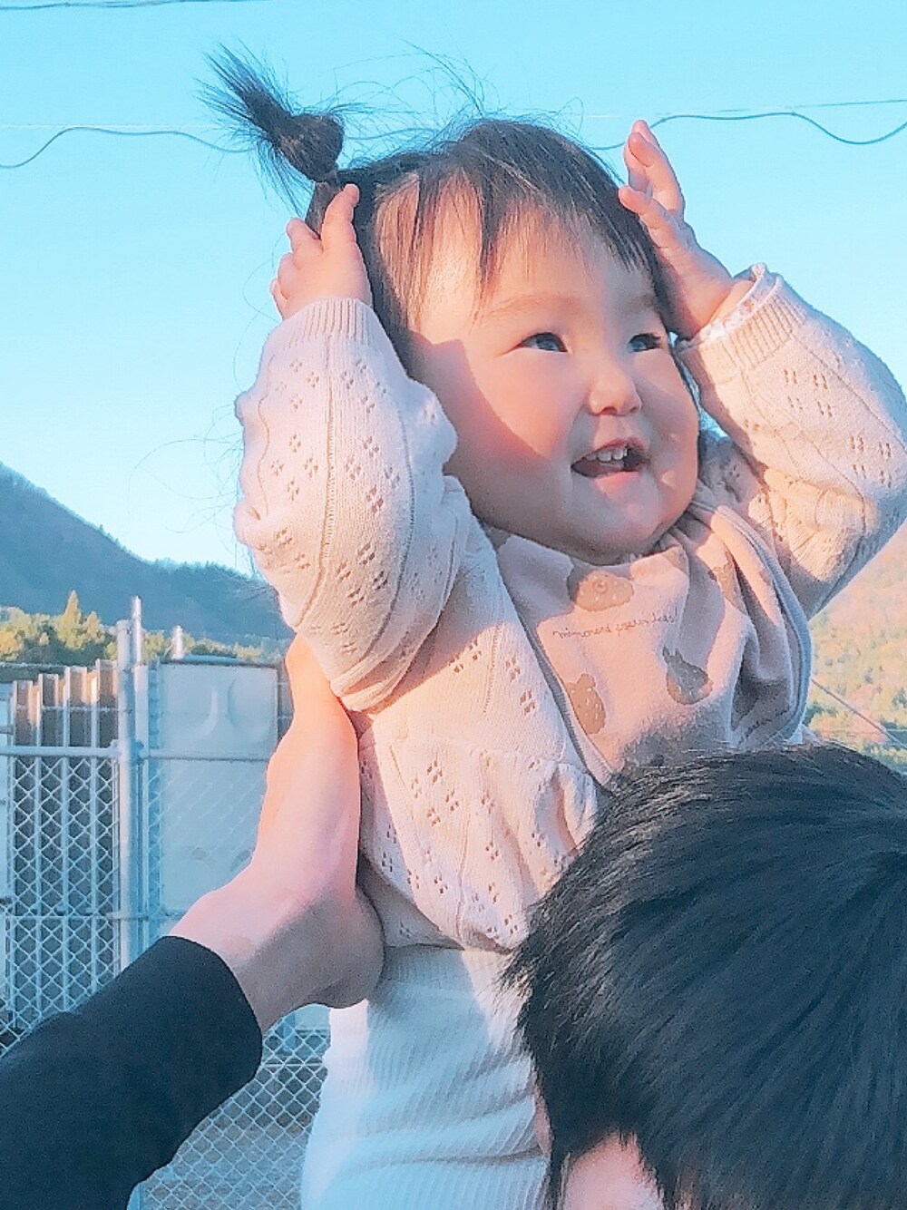 「生後10ヶ月、生後11ヶ月、女の子、女の子ベビー、韓国子供服、しまむら、保育園、保育園コーデ」｜「Birthdayのアイテム（オールインワン・サロペット、ベージュ系）」を使った、ゆのまる𓈒 𓏸 𓐍さん（キッズ・70cm）の冬コーディネートの1枚目の写真