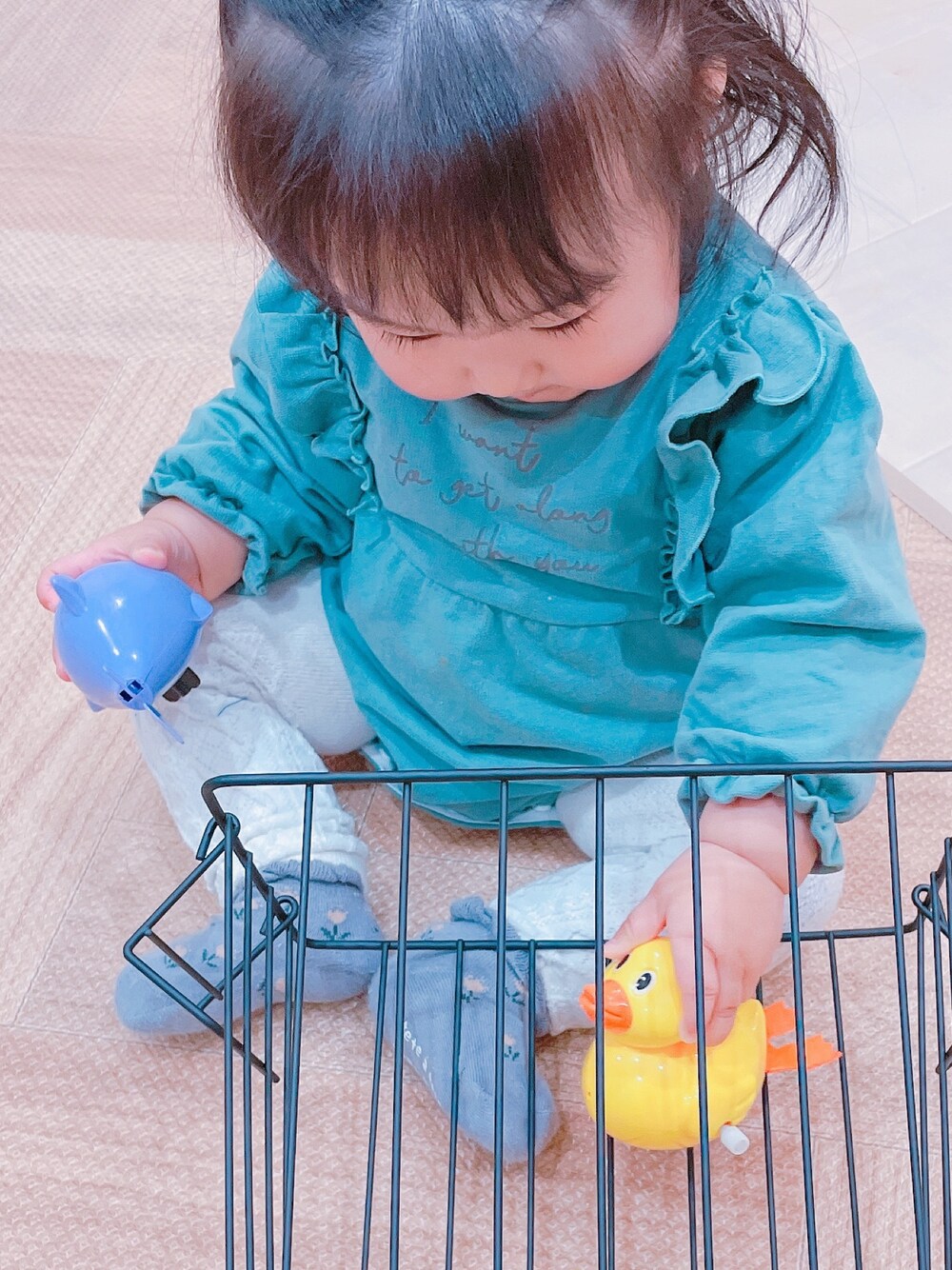 「保育園、保育園コーデ、女の子、女の子ベビー、生後10ヶ月、生後11ヶ月」｜「しまむらのアイテム（オールインワン・サロペット、グリーン系）」を使った、ゆのまる𓈒 𓏸 𓐍さん（キッズ・70cm）の冬コーディネートの1枚目の写真