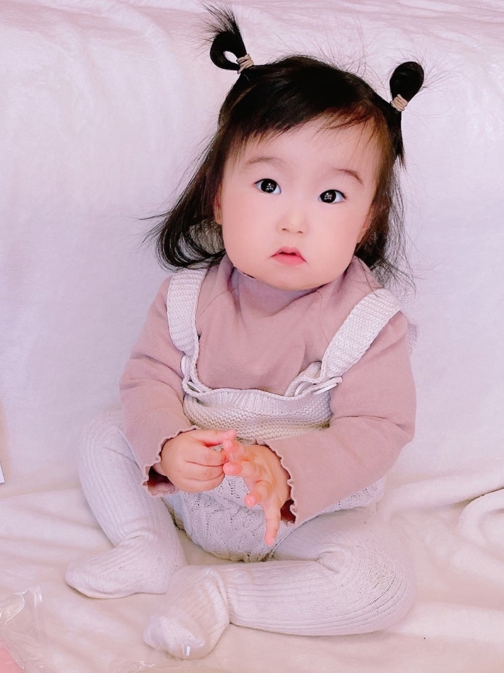 「女の子、女の子ベビー、韓国子供服、バースデイ、生後11ヶ月、冬コーデ」｜「韓国子供服のアイテム（トップス、ベージュ系）」を使った、ゆのまる𓈒 𓏸 𓐍さん（キッズ・70cm）の冬コーディネートの1枚目の写真