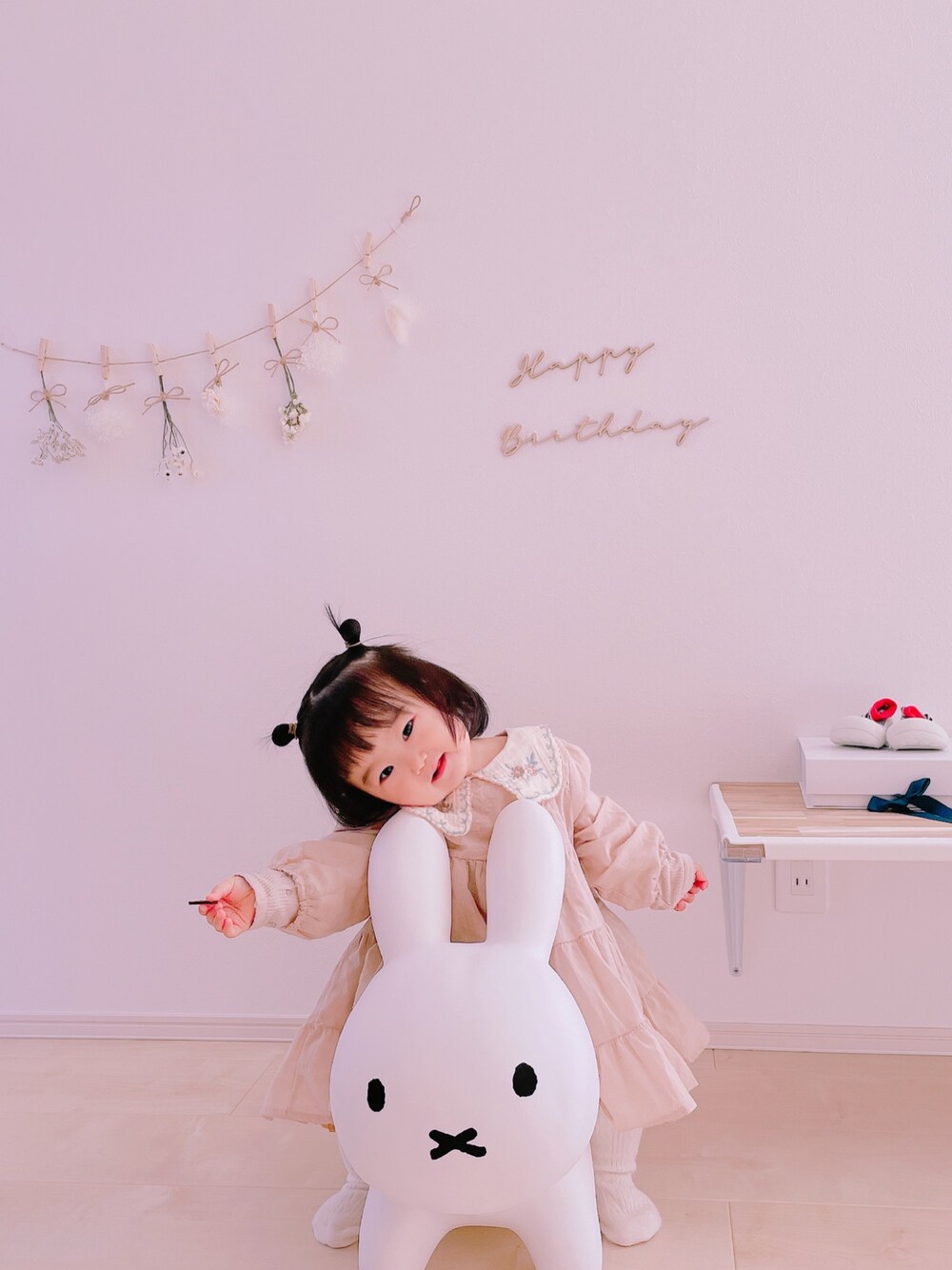 「しまむら」｜「しまむらのアイテム（ワンピース、ベージュ系）」を使った、ゆのまる𓈒 𓏸 𓐍さん（キッズ・70cm）の春コーディネートの1枚目の写真