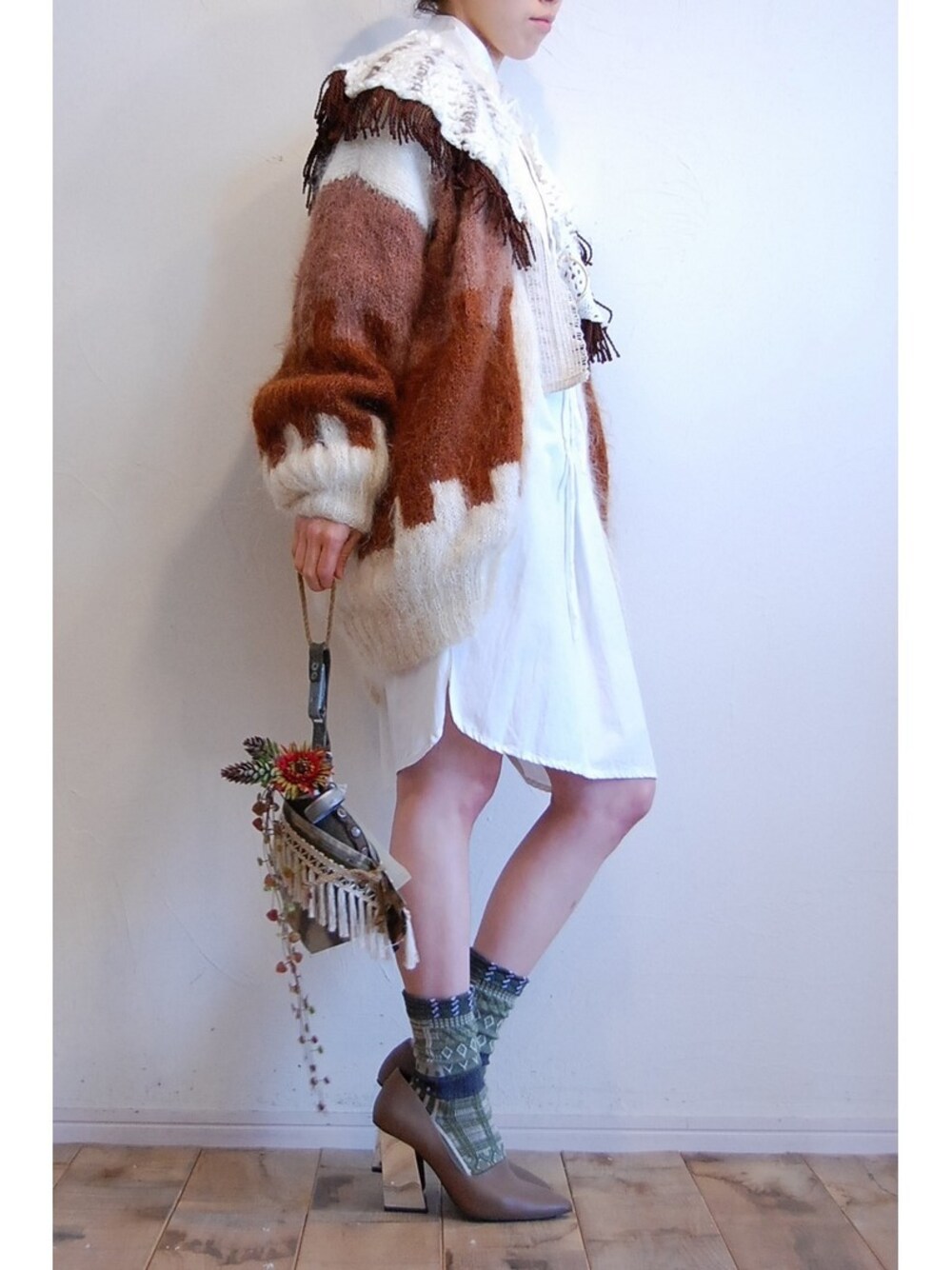ブラウン系のその他アウター、ホワイト系のTシャツ/カットソー、ブラウン系のパンプスを着用したレディースの冬コーディネートの1枚目の写真