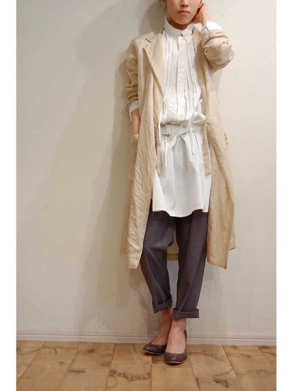 ベージュ系のその他アウター、ホワイト系のTシャツ/カットソー、グレー系のその他パンツを着用したレディースの冬コーディネートの1枚目の写真