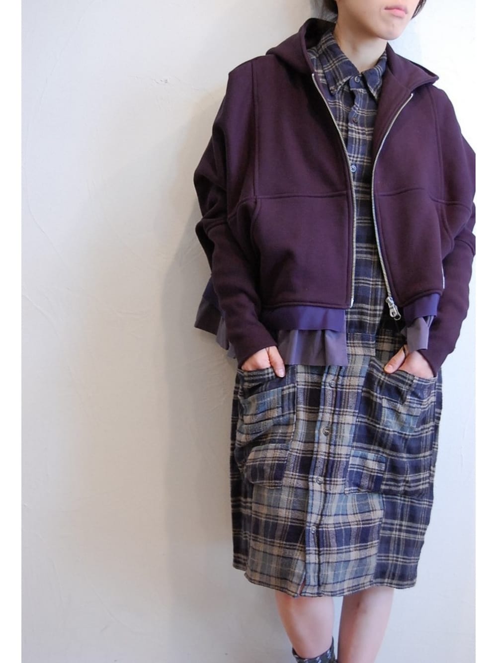 ブルー系のシャツワンピース、ブルー系のパーカーを着用したレディースの冬コーディネートの1枚目の写真