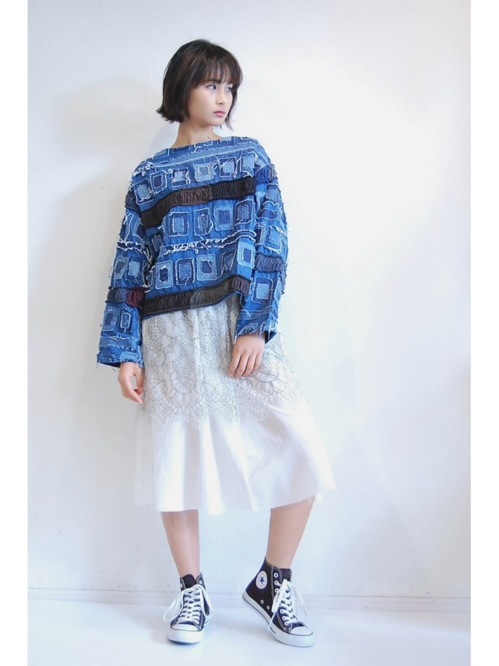 ブルー系のTシャツ/カットソー、グレー系のシャツ/ブラウスを着用したレディースの冬コーディネートの1枚目の写真