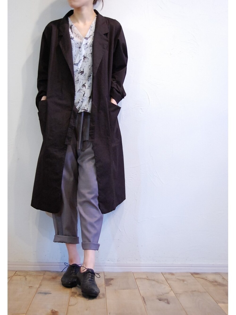 グレー系のシャツ/ブラウス、グレー系のその他パンツ、ブラック系のその他シューズを着用したレディースの冬コーディネートの1枚目の写真