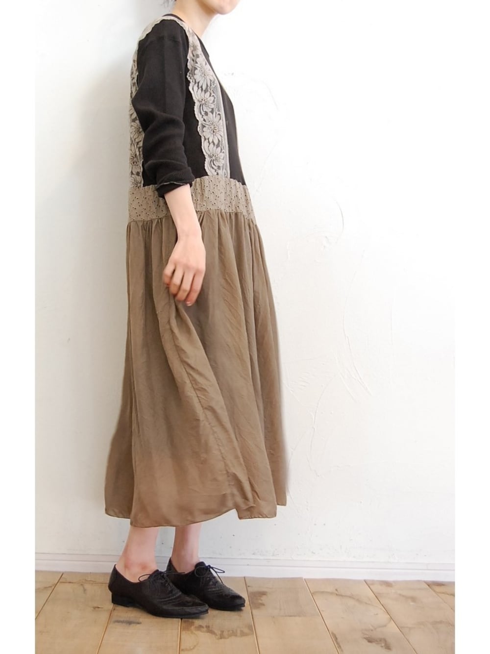 グレー系のワンピース、ブラック系のその他シューズを着用したレディースの冬コーディネートの1枚目の写真