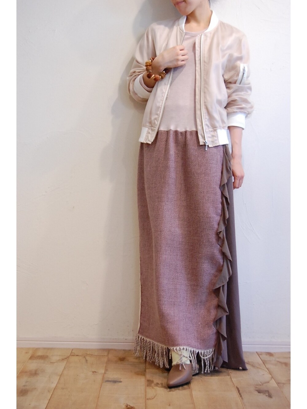 ピンク系のワンピース、ベージュ系のブルゾン、ブラウン系のパンプスを着用したレディースの冬コーディネートの1枚目の写真